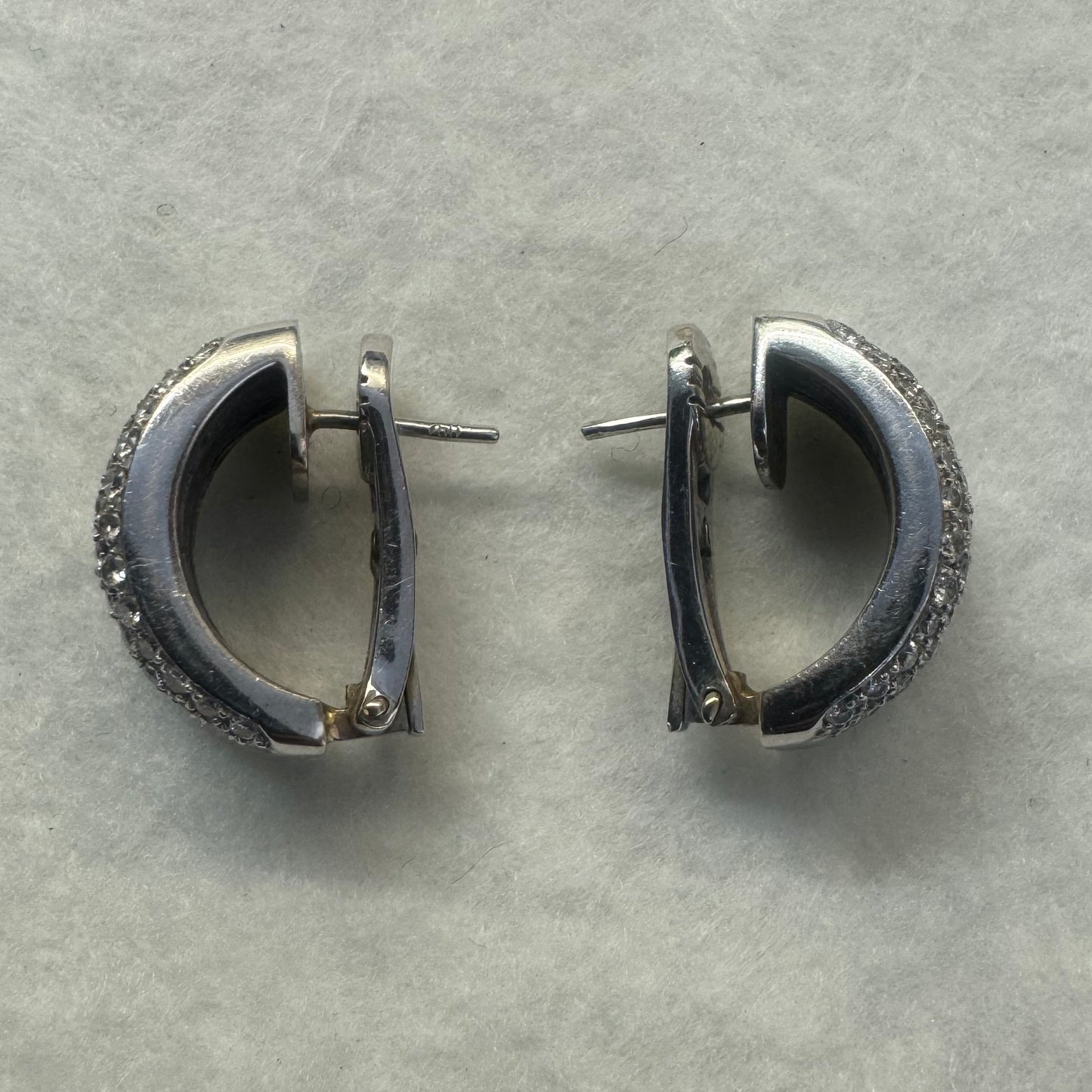 עגילי זהב לבן 18 קראט בעיצוב גאומטרי ייחודי משובצים יהלומים בחיתוכים שונים