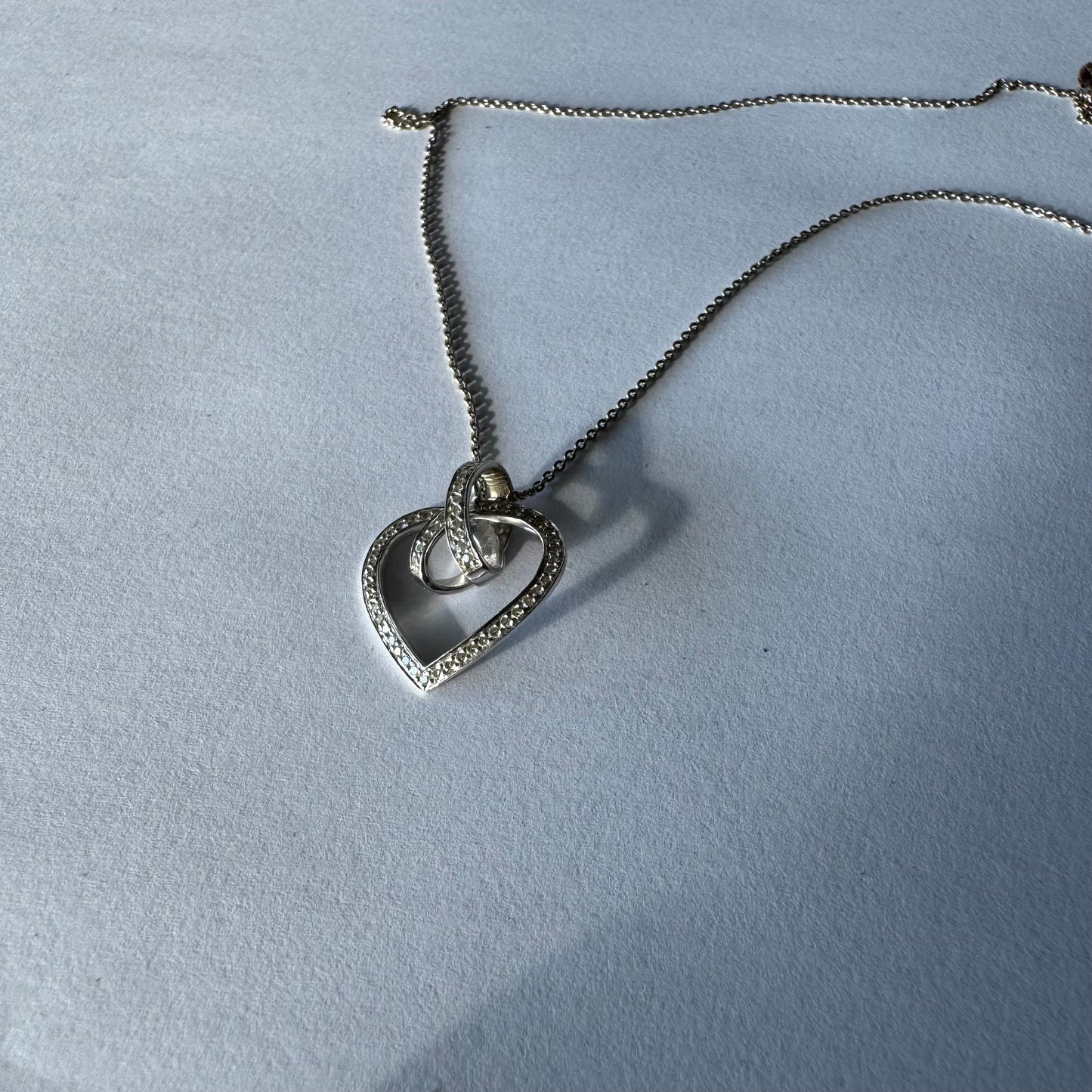 שרשרת ותליון לב זהב לבן 14 קראט משובץ יהלומים נוצצים.