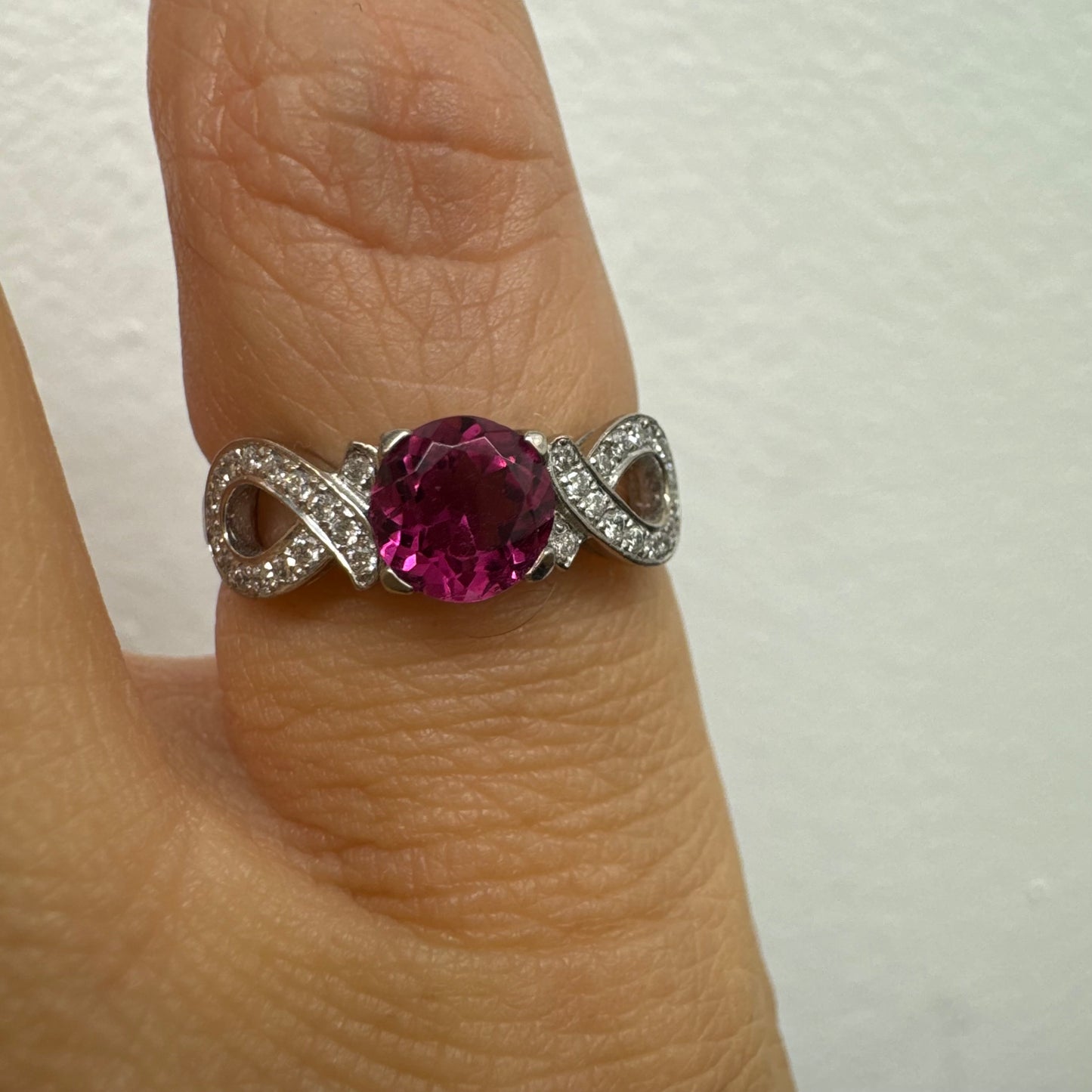 טבעת זהב לבן 18 קראט משובצת אבן טורמלין ורודה ויהלומים