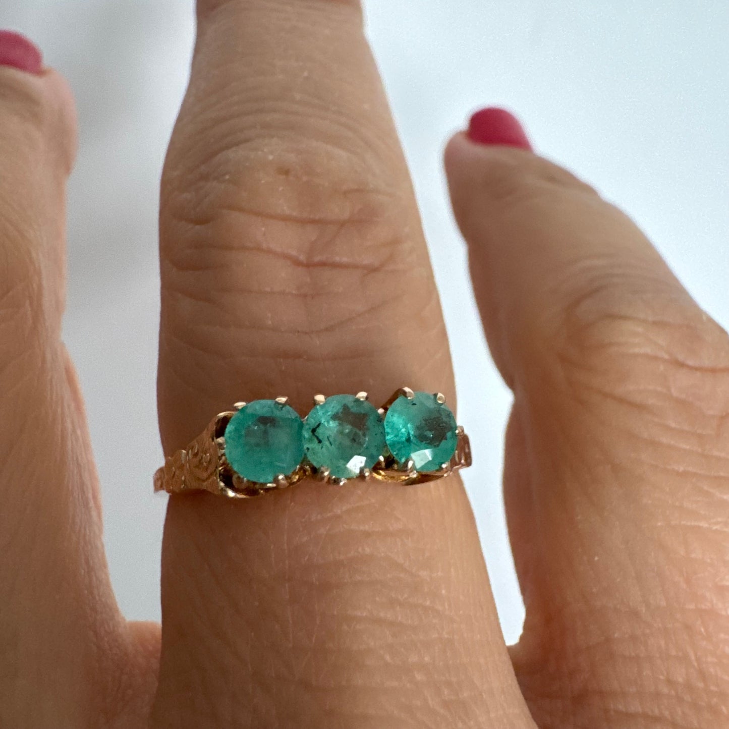 טבעת זהב 9 קראט המשובצת שלוש אבני אמרלד.