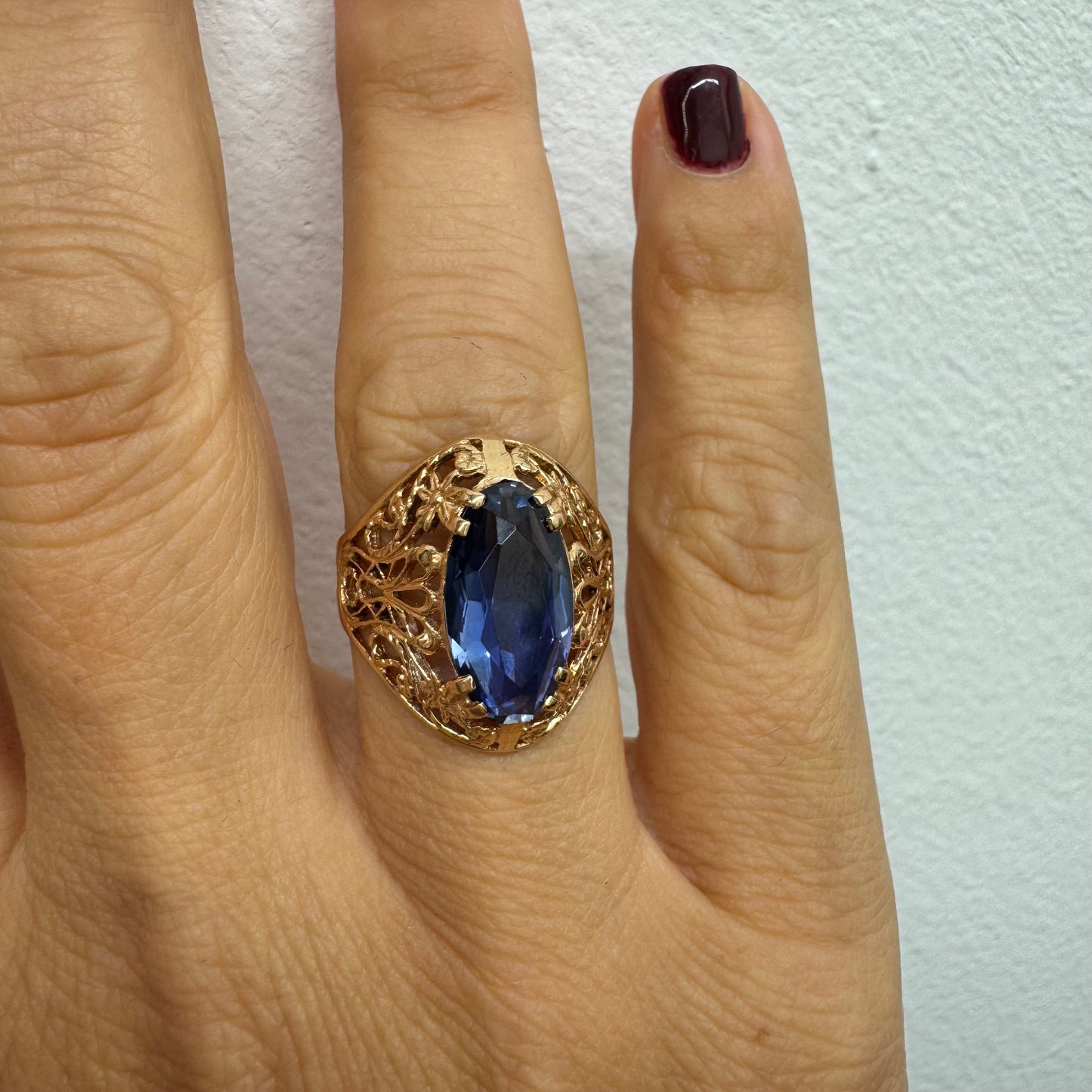 טבעת זהב 14 קראט משובצת אבן טנזנייט גדולה בחיתוך אליפסה, בעיצוב תחרה מרהיב