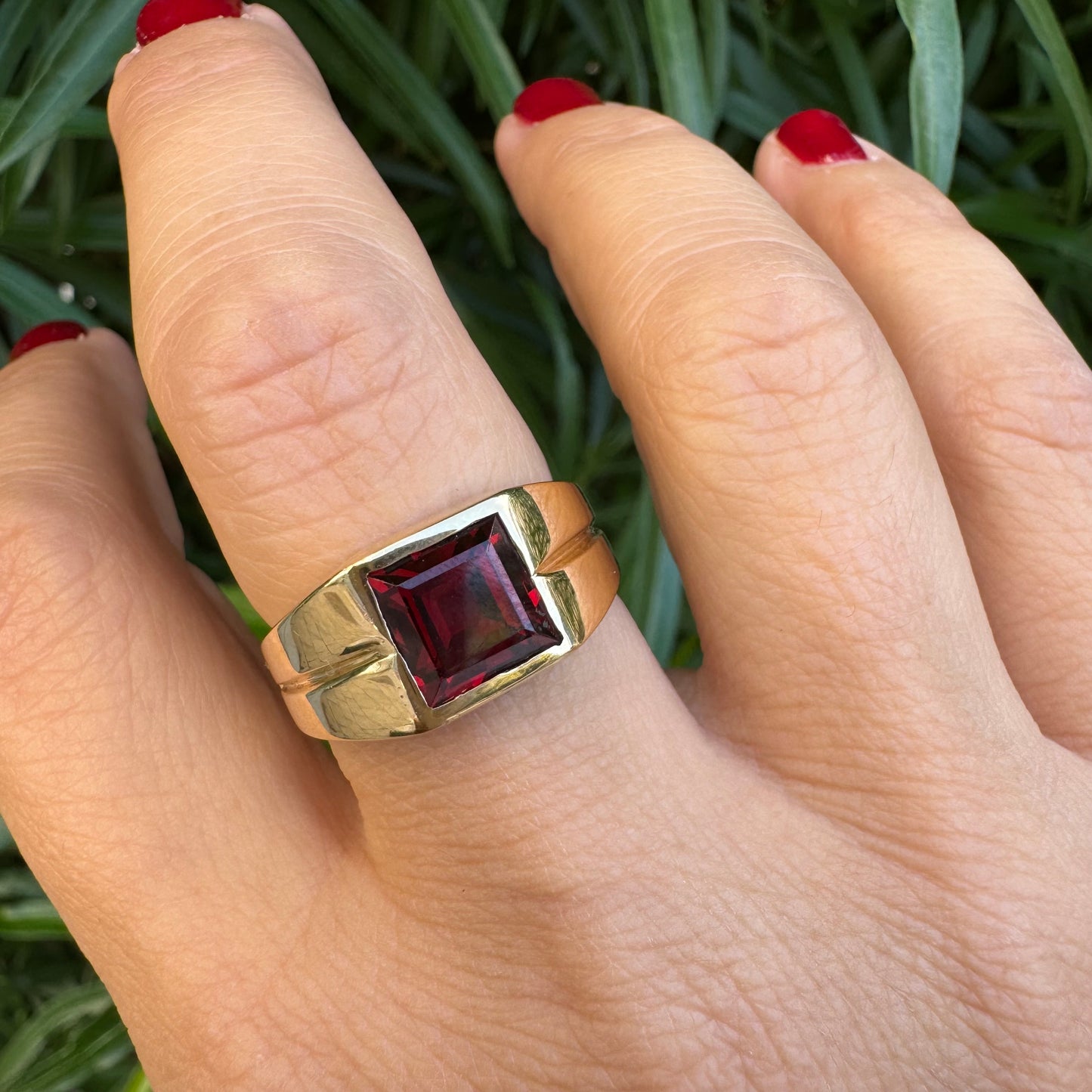 טבעת זהב צהוב 14 קראט משובצת אבן אדומה בחיתוך ריבועי 