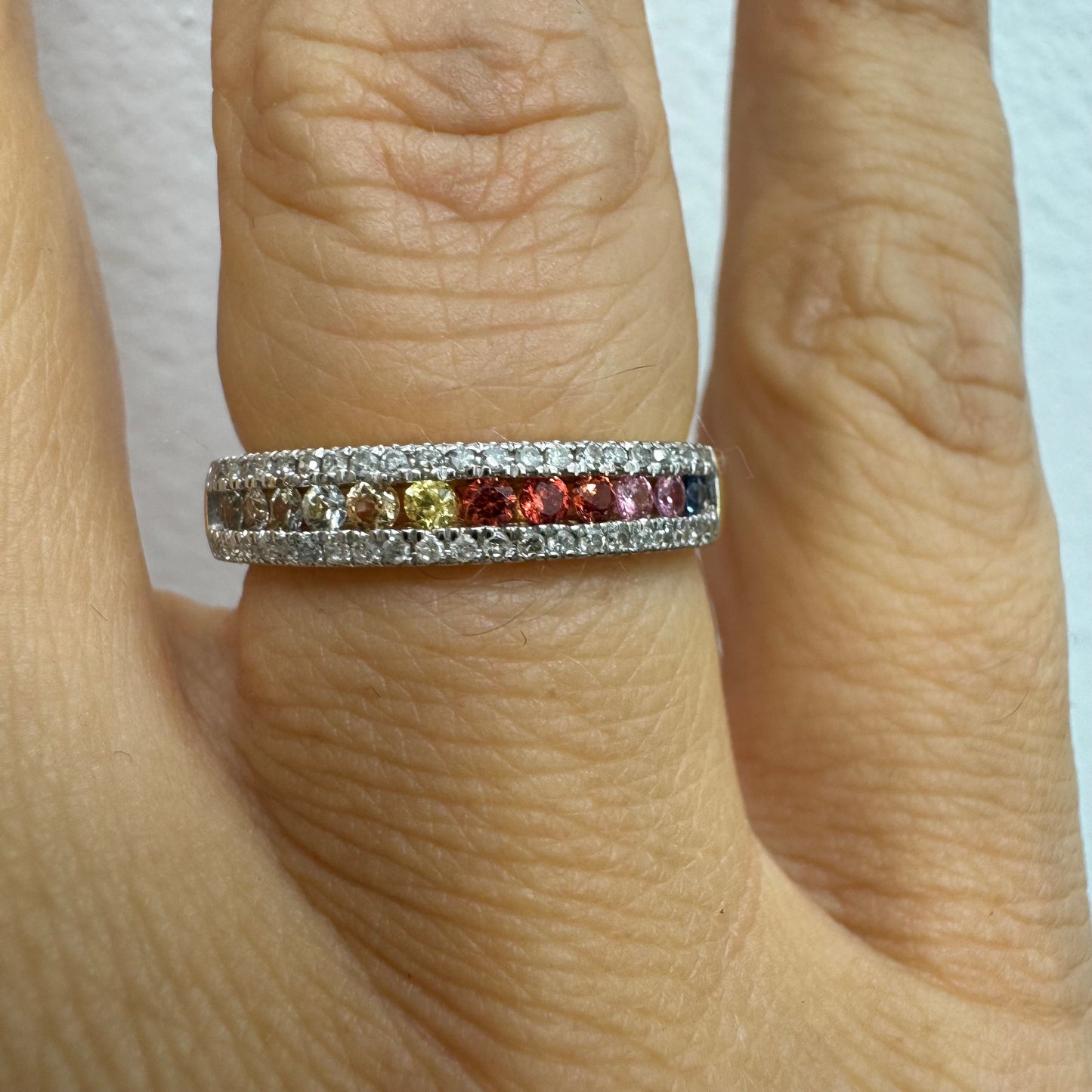 טבעת זהב צהוב 14 קראט משובצת בשורת אבני ספיר צבעוניות ומוקפת יהלומים נוצצים