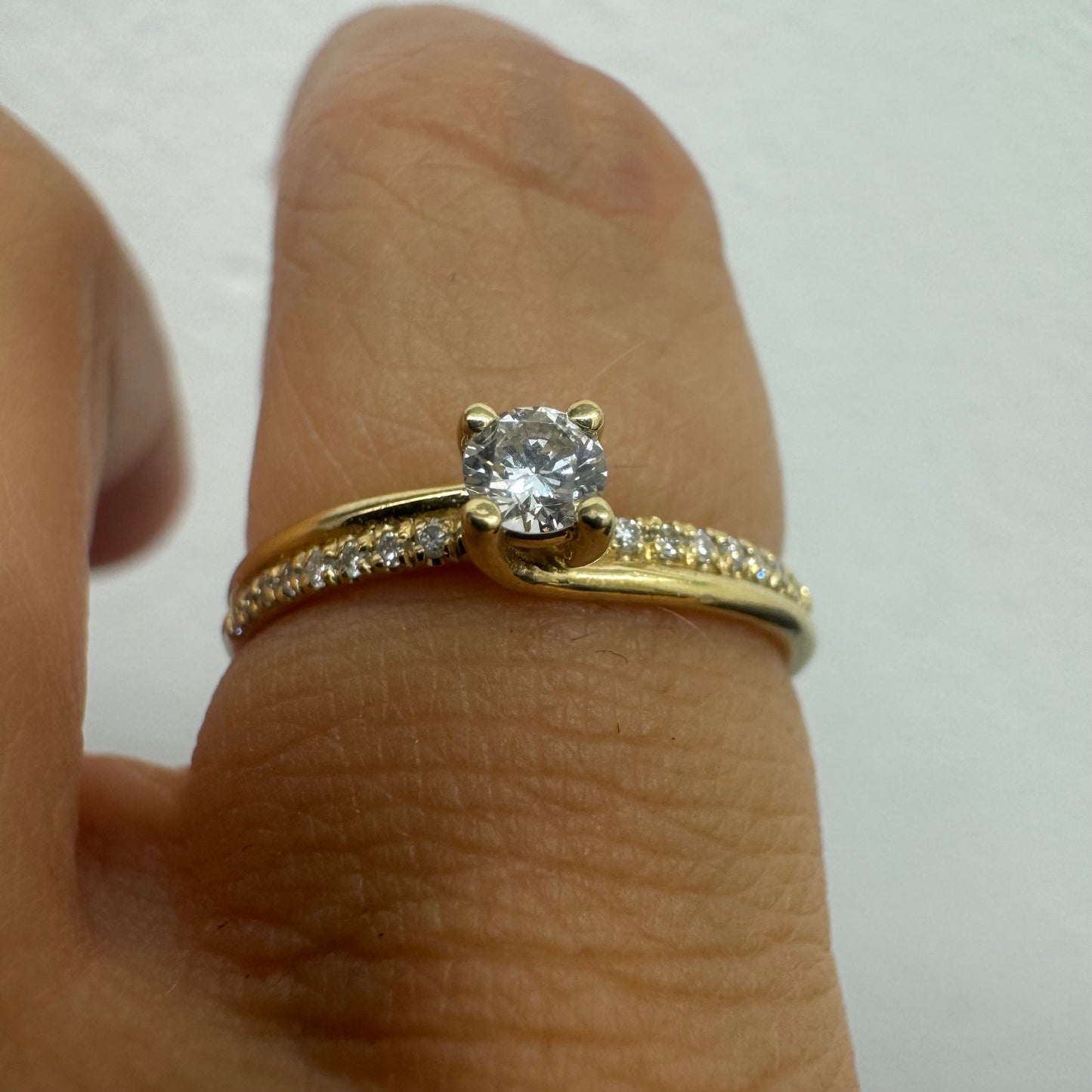 14K gold ring set with Diamonds