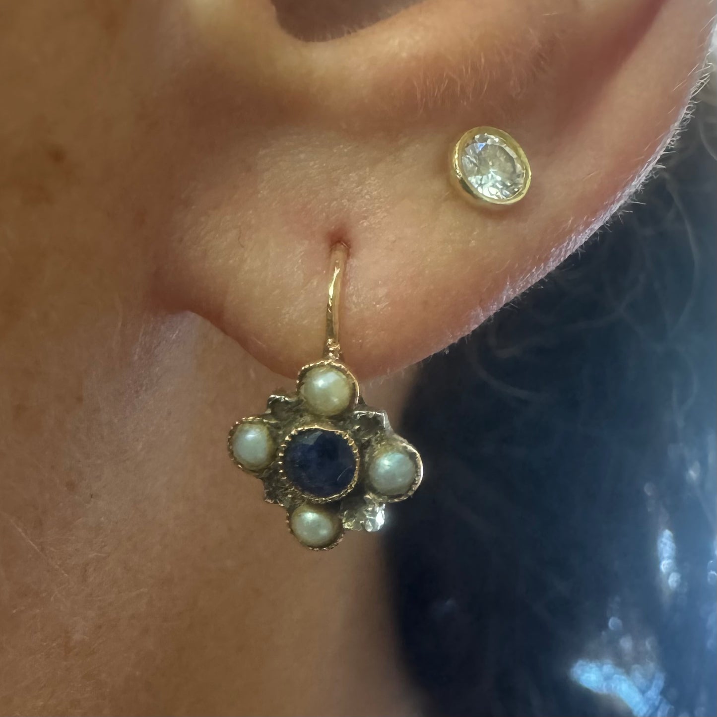 עגילי זהב 14 קראט משובצים אבן ספיר במרכז וסביבה משובצות פנינים קטנות בעיצוב פרחוני