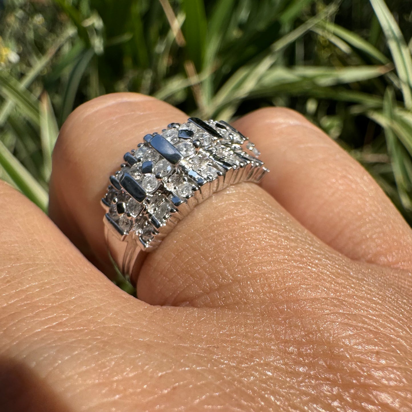 טבעת זהב לבן 10 קראט משובצת יהלומים