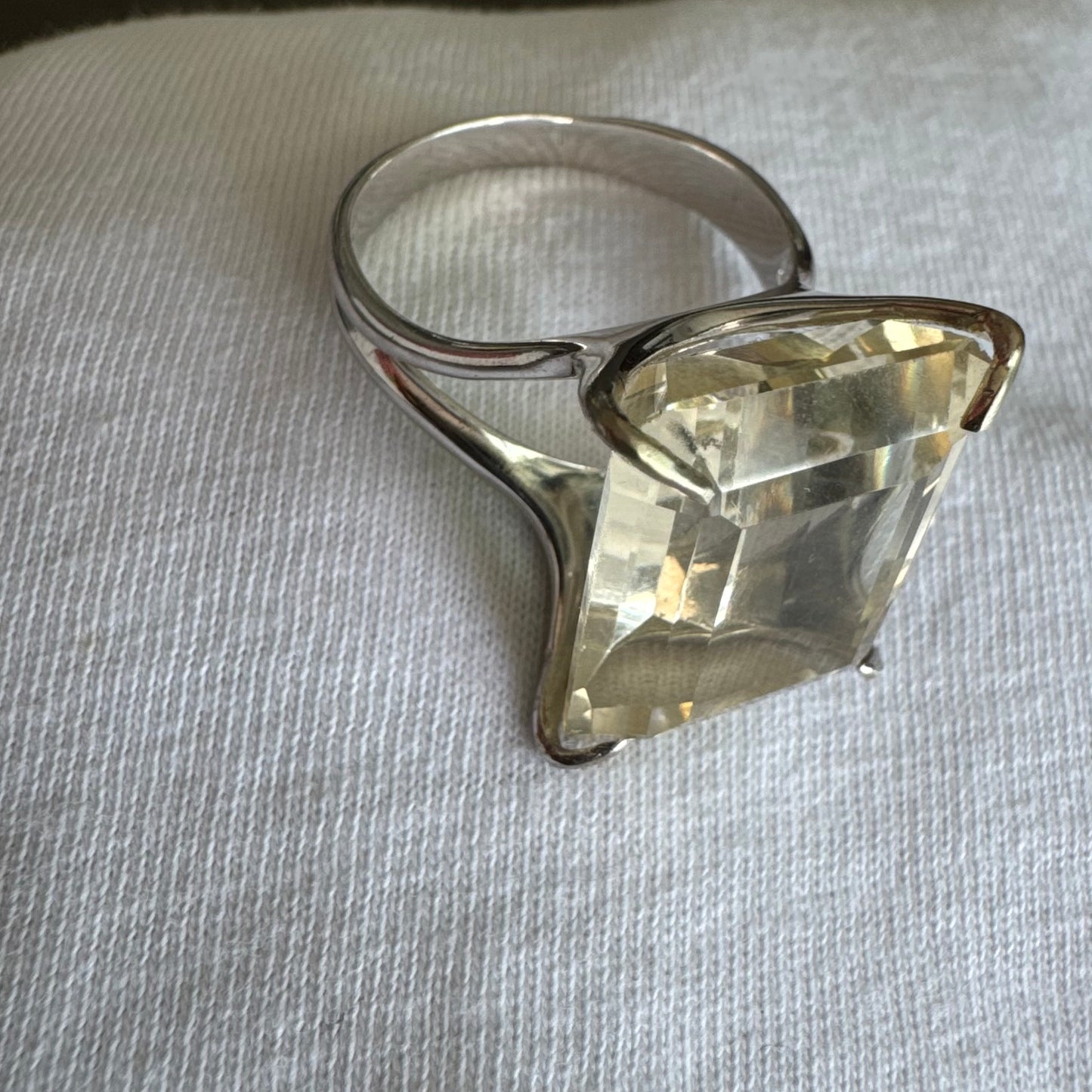 טבעת זהב לבן 18 קראט בעיצוב אלגנטי של H. Stern, משובצת אבן קוורץ גדולה בחיתוך מלבני .