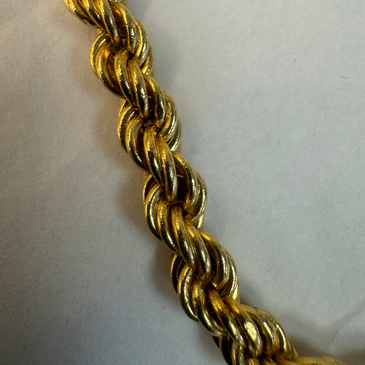 שרשרת זהב צהוב 14 קראט בדוגמת חבל (Rope Chain) עיצוב קלוע ועשיר שמחזיר את האור מכל זווית.