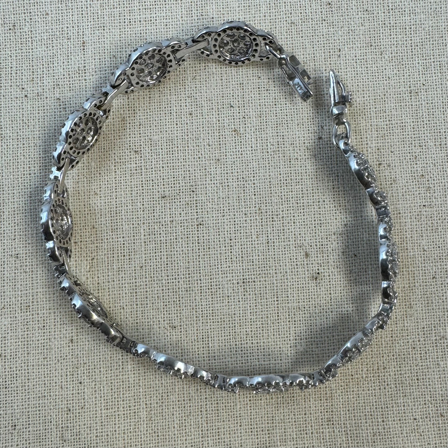 צמיד זהב לבן 14 קראט בנוי מחוליות שמשובצות יהלומים לכל האורך