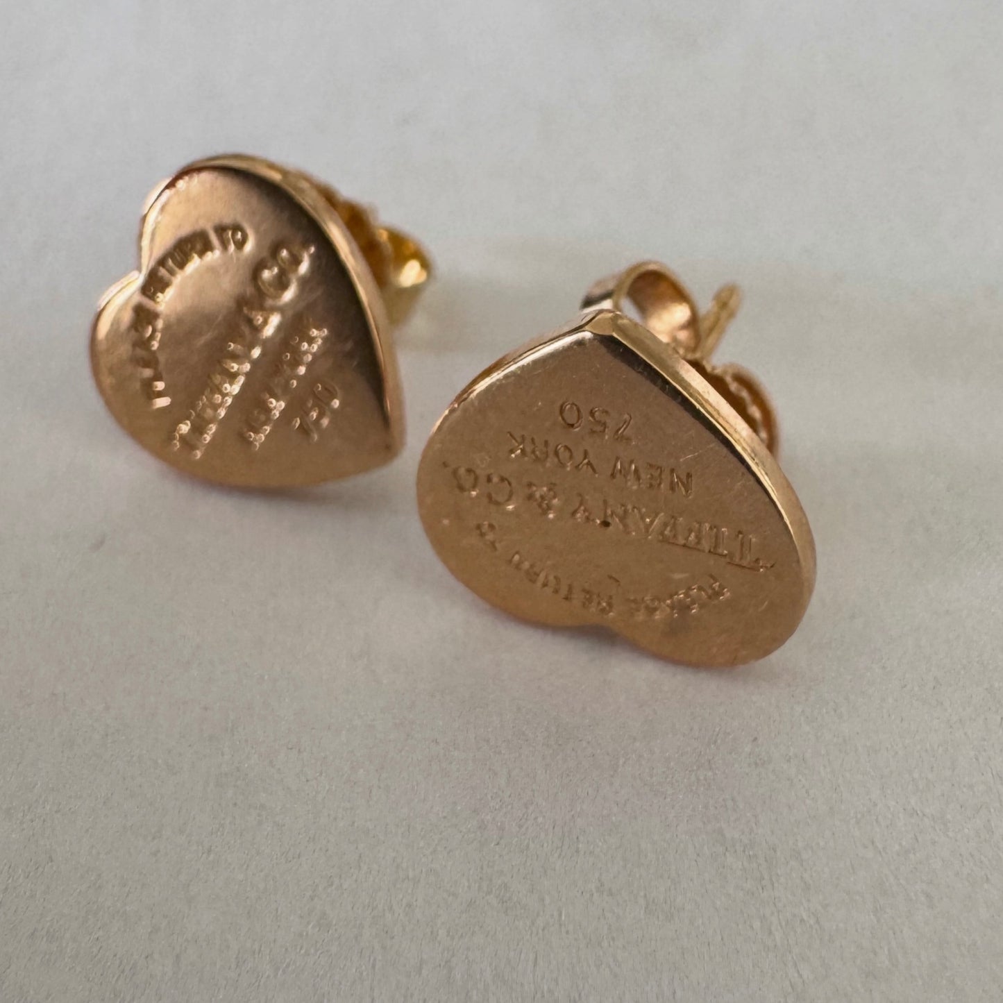 עגילי לב אייקונים מבית Tiffany& Co עשויים זהב 18 קראט (750).