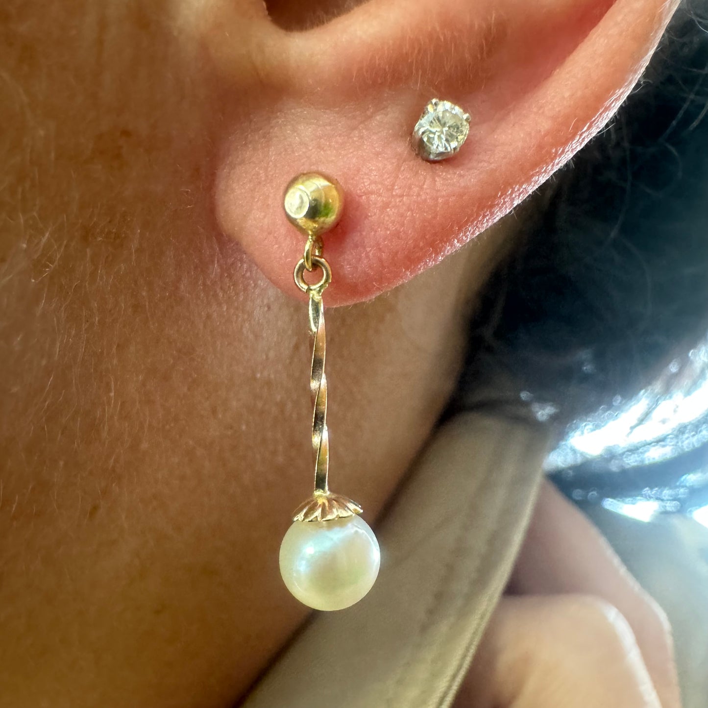 עגילי זהב צהוב 14 קראט נופלים משובצים פנינה עגולה