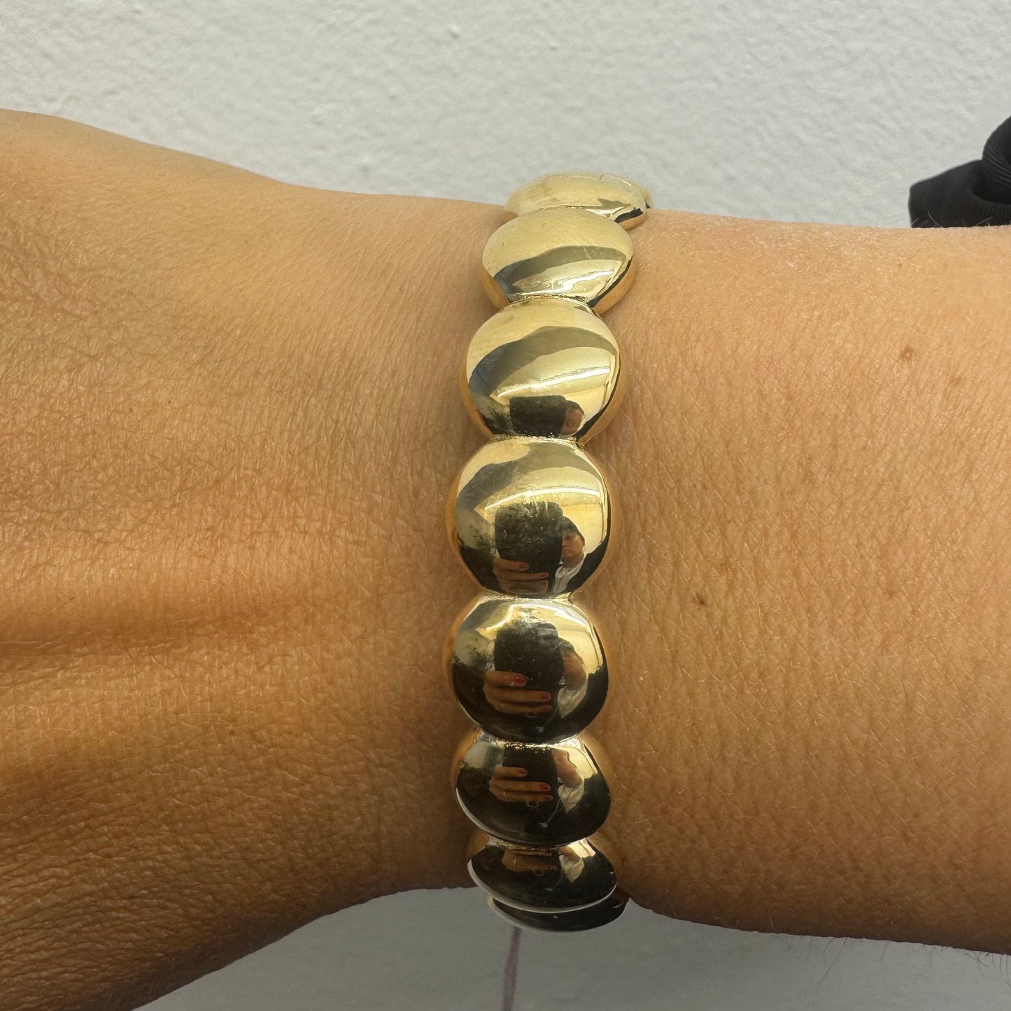 צמיד זהב צהוב 14 קראט קשיח עם חוליות עגולות, שטוחות ומבריקות, בעיצוב מינימליסטי אך בולט.