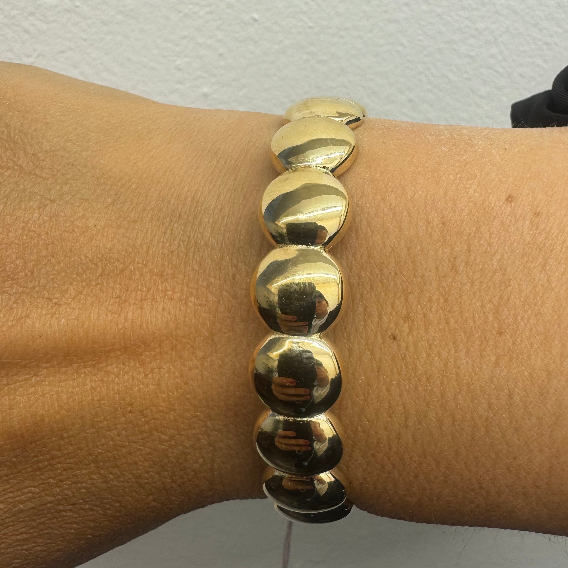 צמיד זהב צהוב 14 קראט קשיח עם חוליות עגולות, שטוחות ומבריקות, בעיצוב מינימליסטי אך בולט.