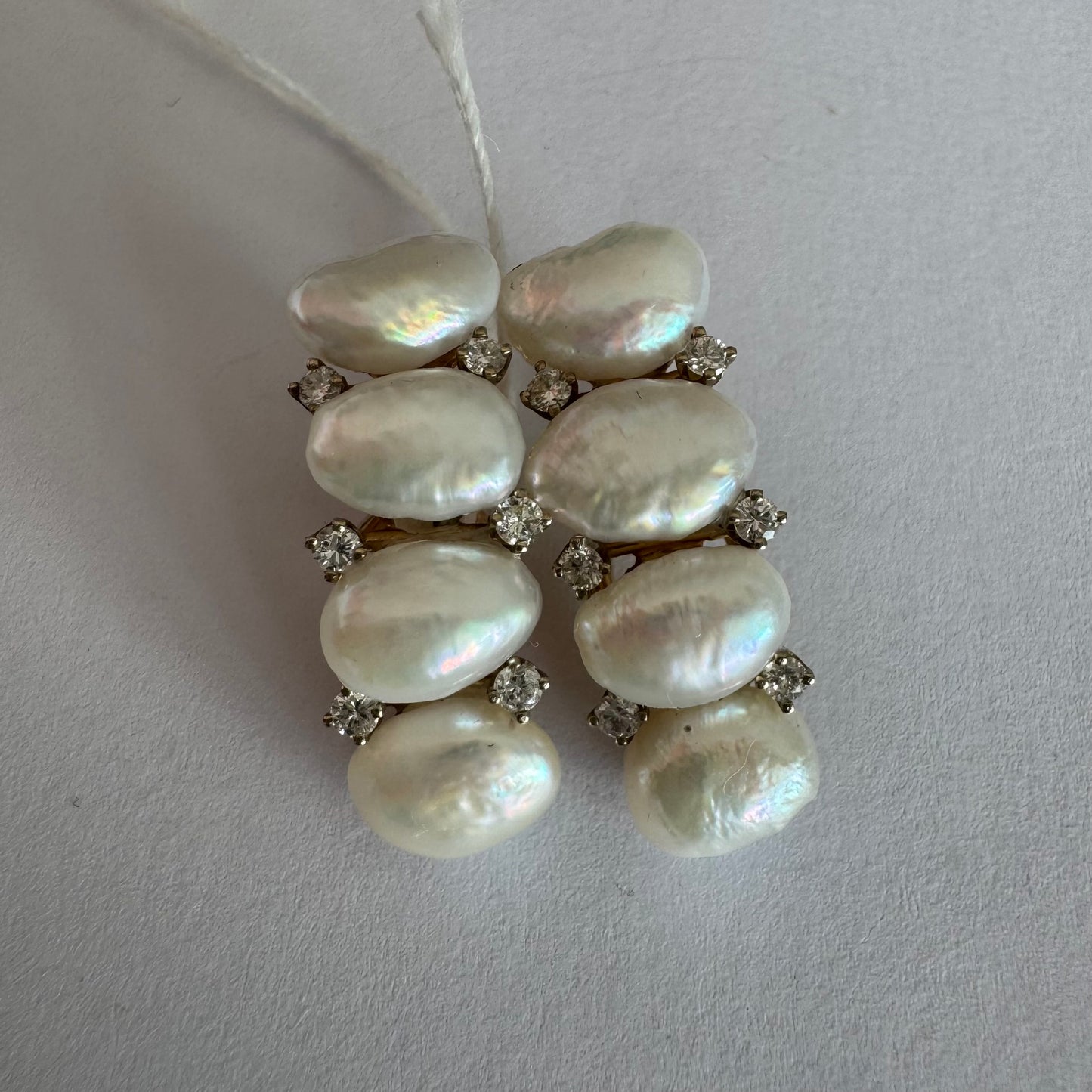 עגילי זהב לבן 14 קראט קליפס משובצים פנינים ויהלומים