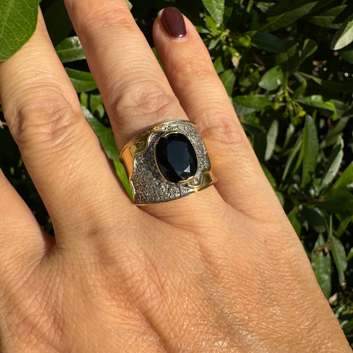 18K gold ring set with Sapphire & Diamonds