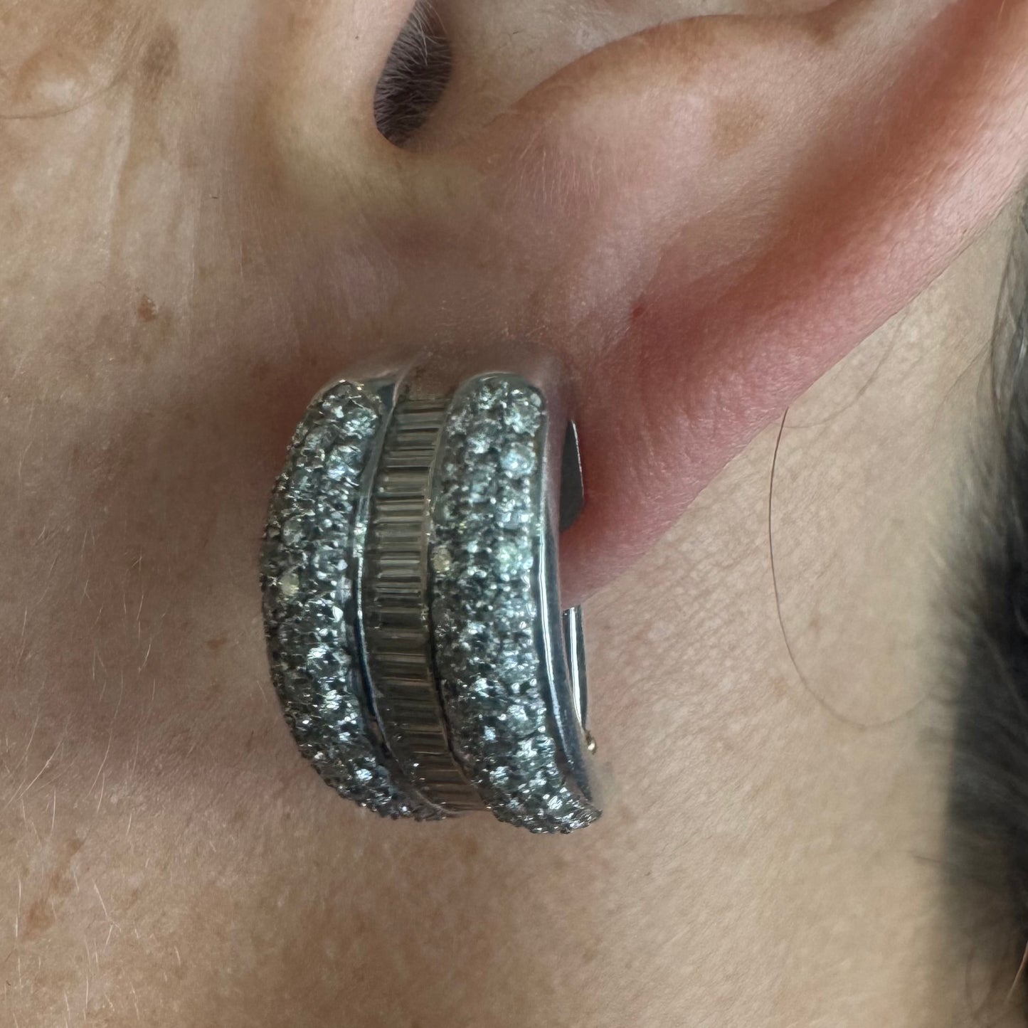 עגילי זהב לבן 18 קראט בעיצוב גאומטרי ייחודי משובצים יהלומים בחיתוכים שונים