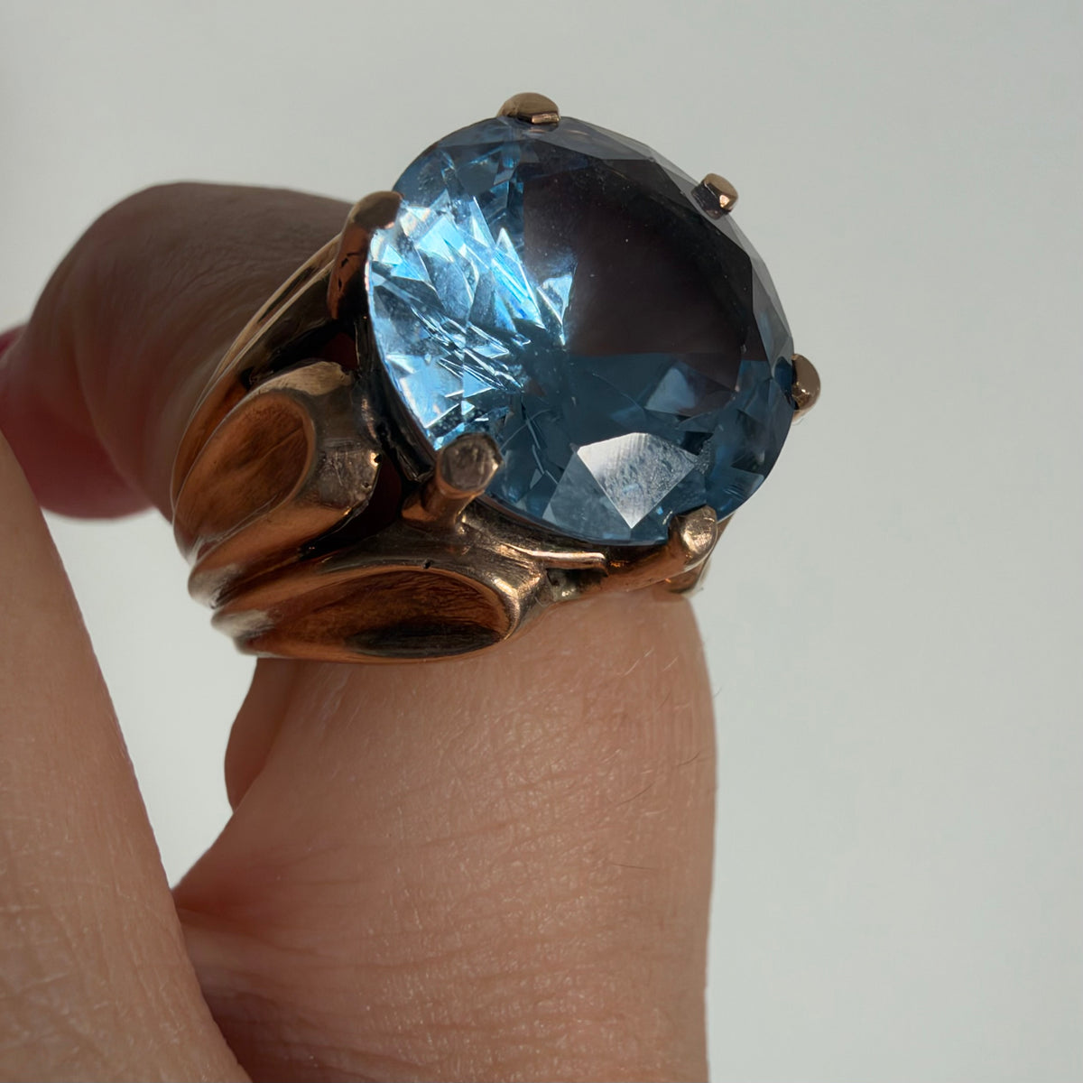 טבעת וינטג׳ מזהב 9 קראט, עם טופז כחול גדול בחיתוך פאסטים