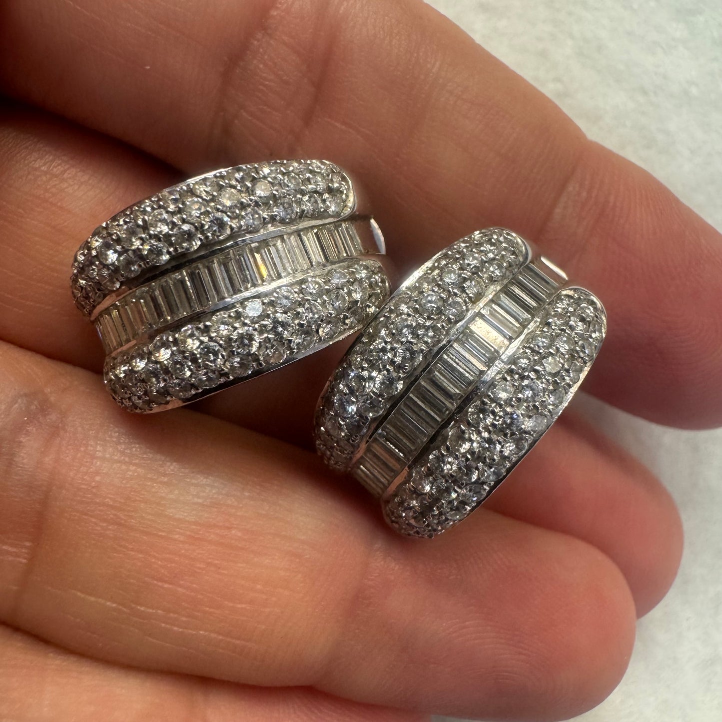 עגילי זהב לבן 18 קראט בעיצוב גאומטרי ייחודי משובצים יהלומים בחיתוכים שונים