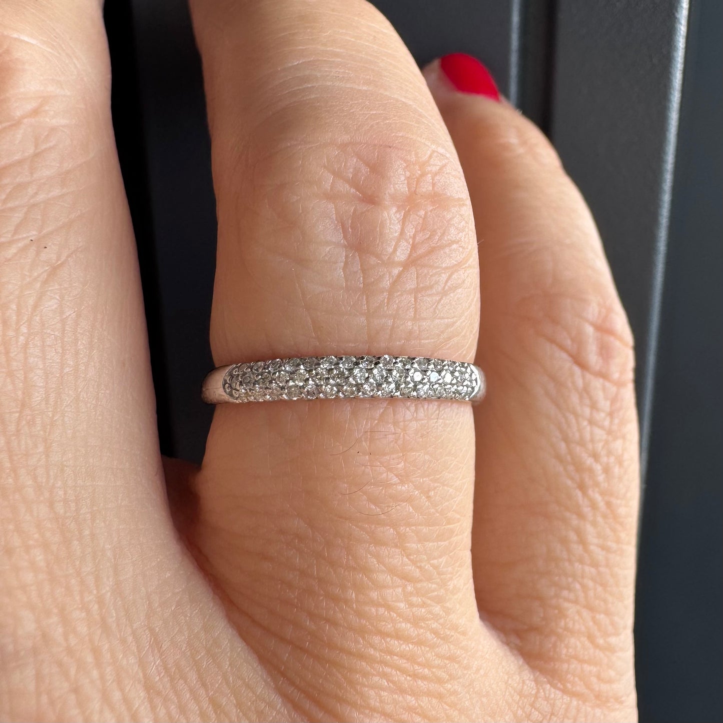 טבעת זהב לבן 14 קראט משובצת שורת יהלומים נוצצים.