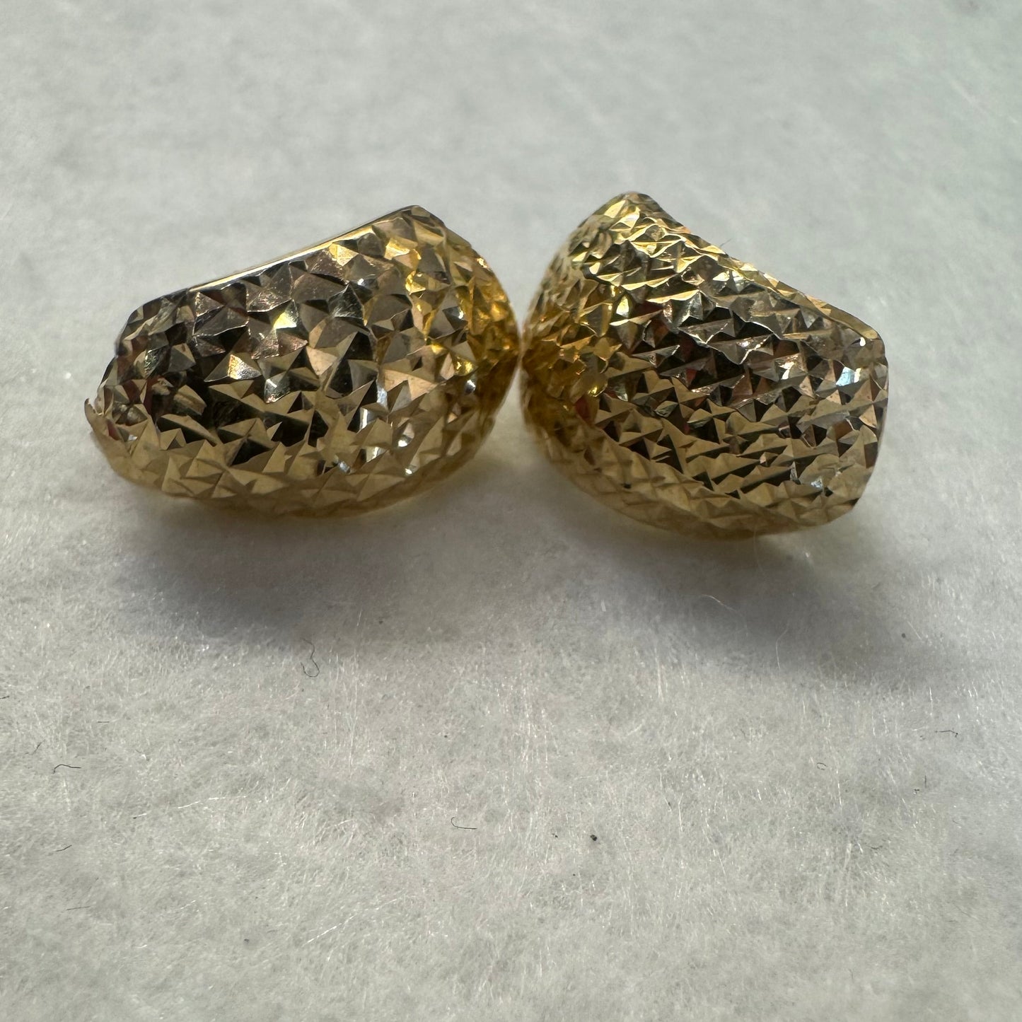 עגילי זהב צהוב 14 קראט בעיצוב כיפתי