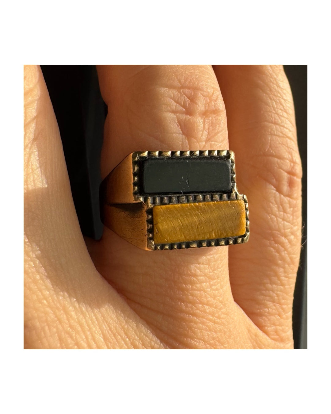 טבעת זהב צהוב 9 קראט משובצת אבן אוניקס בצבע שחור ואבן ״עין הנמר״