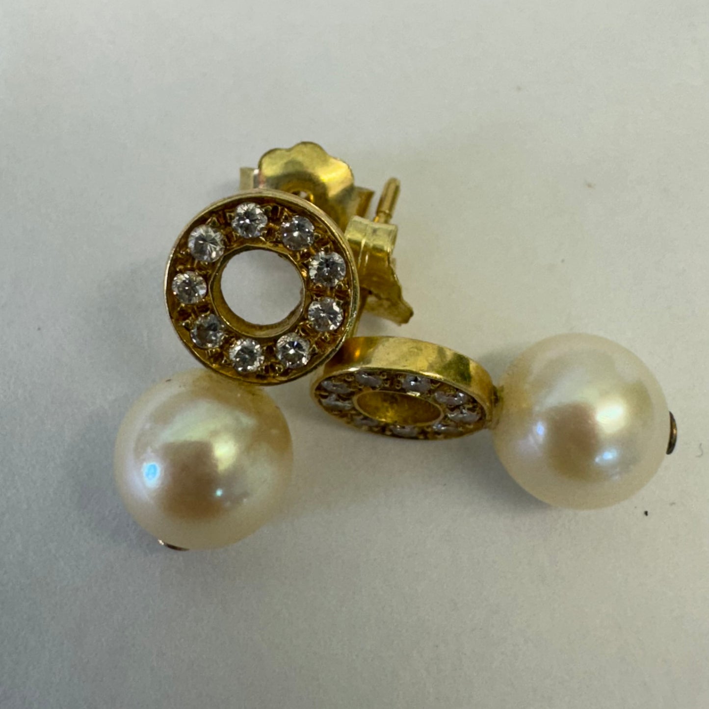 עגילי זהב צהוב 18 קראט, צמודים לאוזן ארוכים, משובצים פנינה ויהלומים