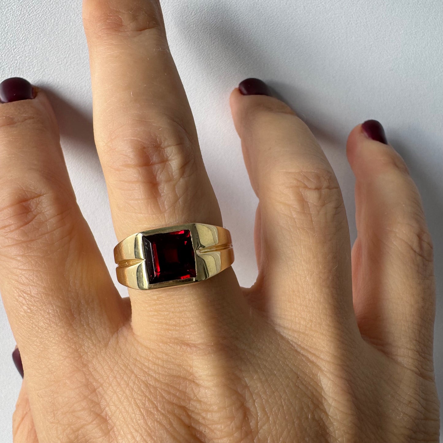 טבעת זהב צהוב 14 קראט משובצת אבן אדומה בחיתוך ריבועי 