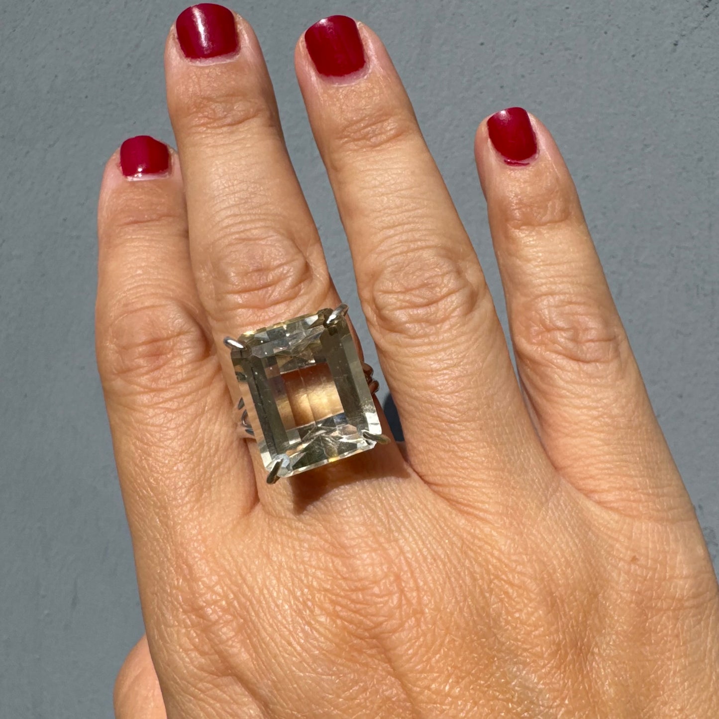 טבעת זהב לבן 18 קראט בעיצוב אלגנטי של H. Stern, משובצת אבן קוורץ גדולה בחיתוך מלבני .