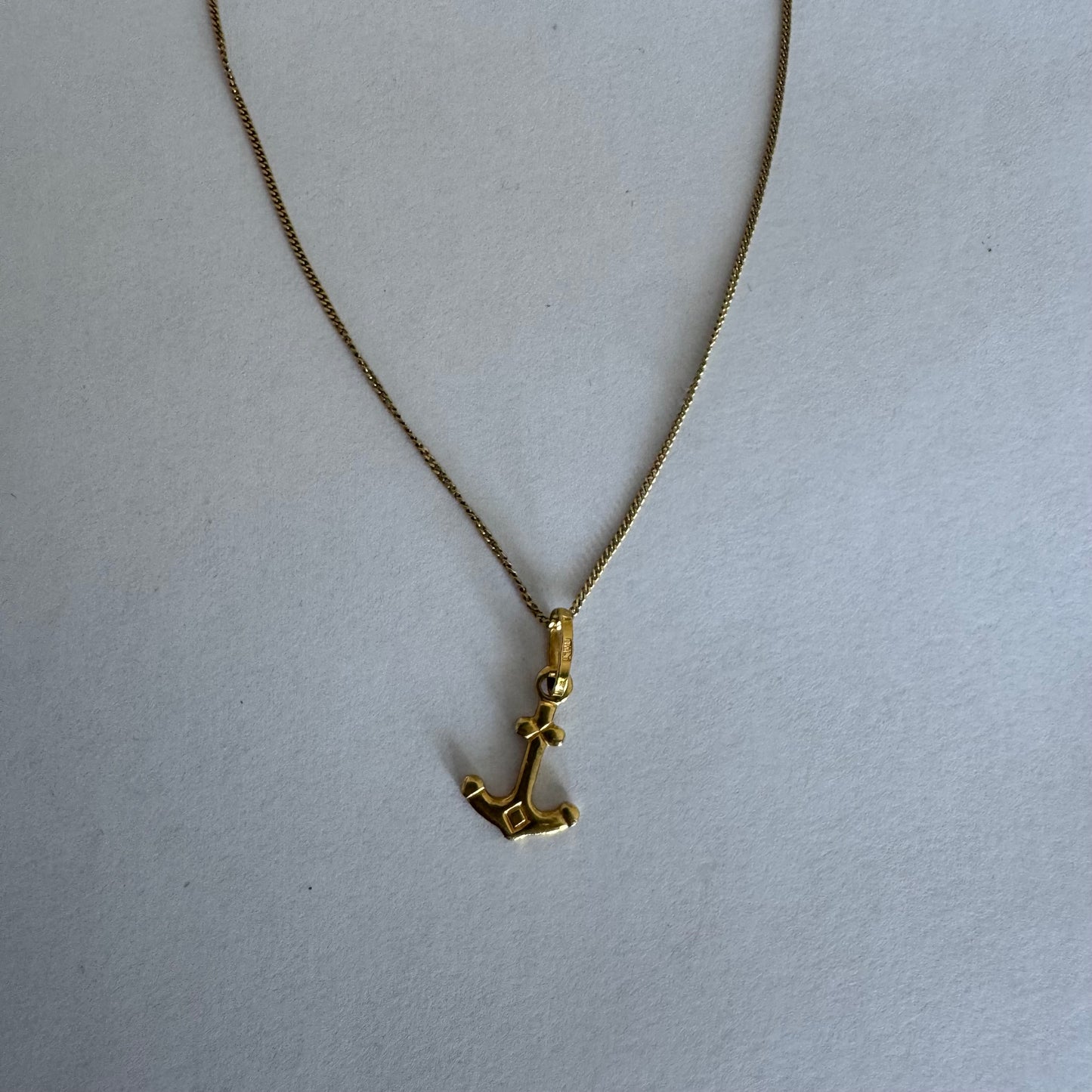 תליון עוגן מזהב 14 קראט.