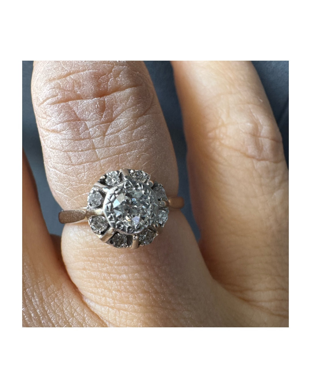 טבעת זהב לבן קראט משובצת יהלום מרכזי גדול וסביבו יהלומים