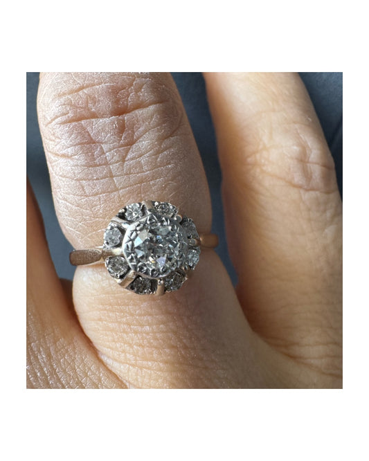 טבעת זהב לבן קראט משובצת יהלום מרכזי גדול וסביבו יהלומים