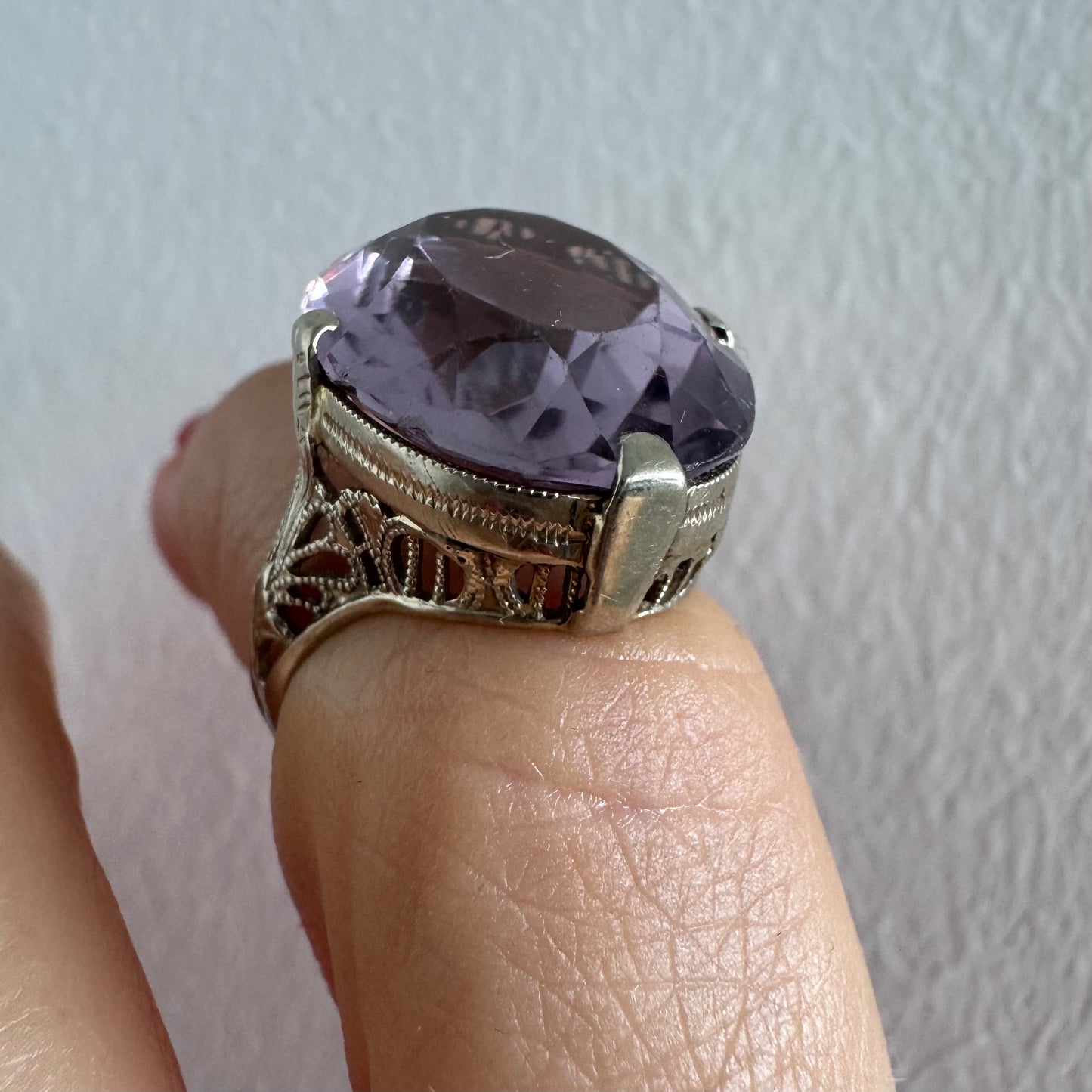 טבעת זהב 14 קראט משובצת אבן אמטיסט גדולה ומלוטשת בגוון סגלגל רך ומעודן