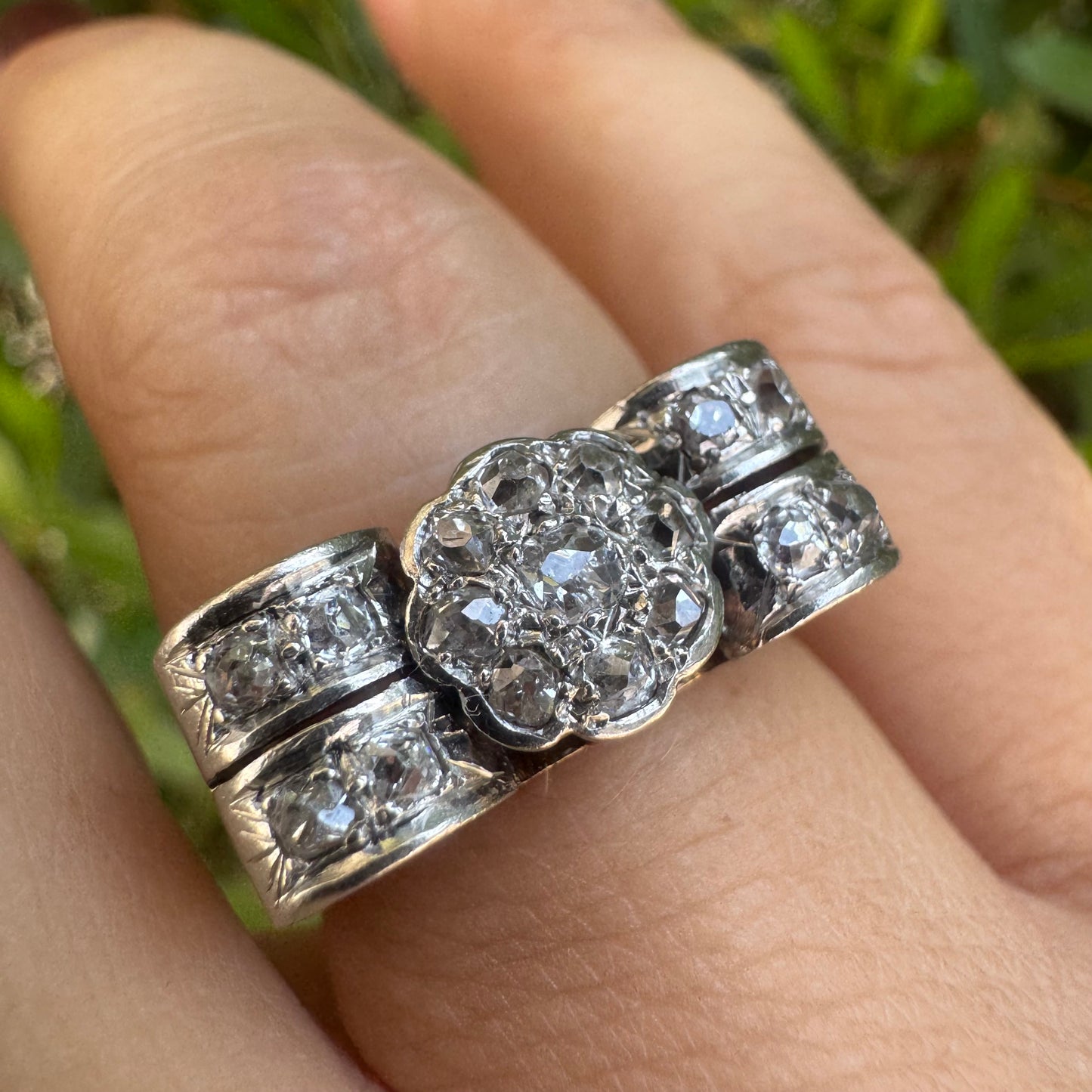 18K gold ring featuring a flower-shaped design set with antique Diamonds