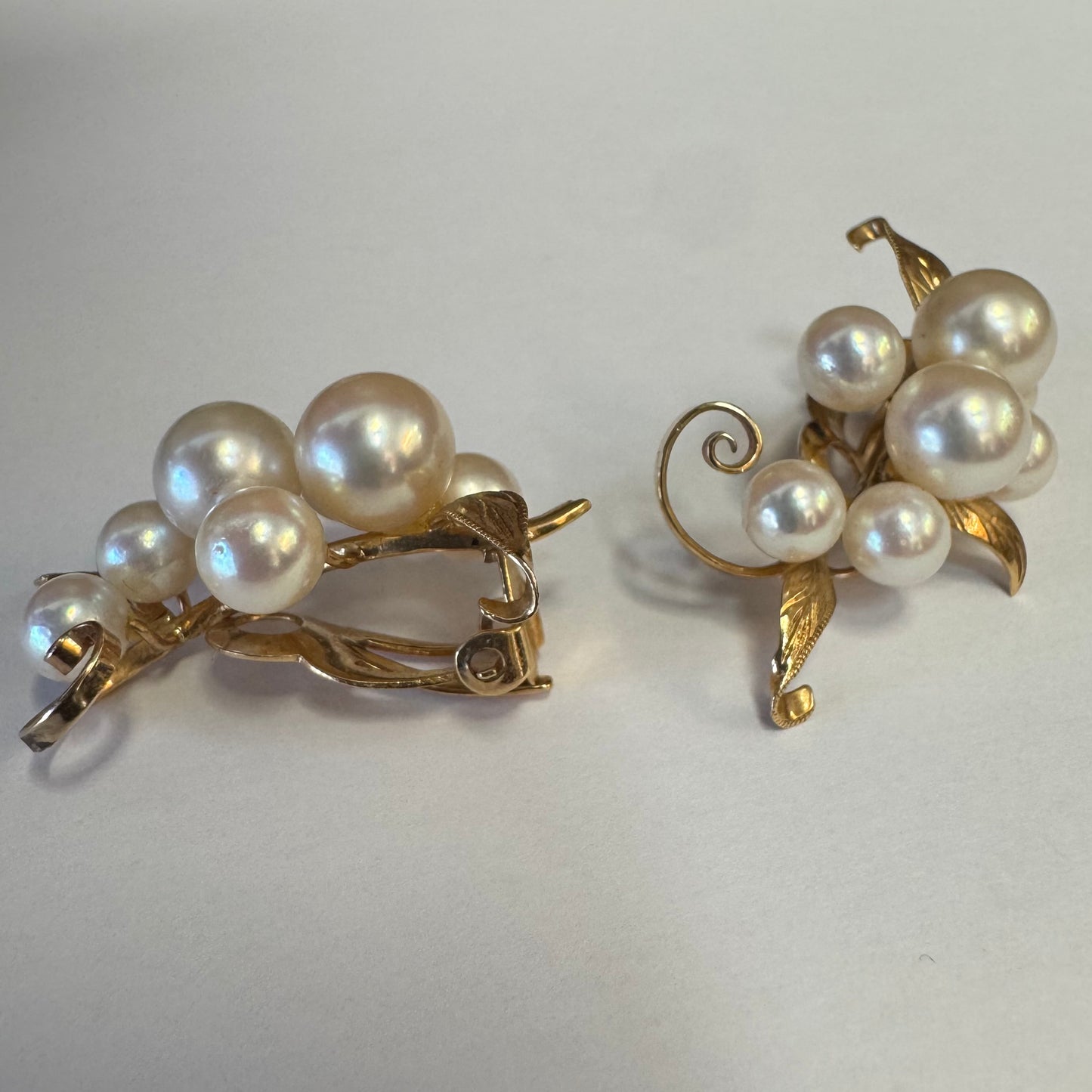 עגילי קליפס זהב 14 קראט, משובצים אשכול פנינים בגווני לבן-קרם.