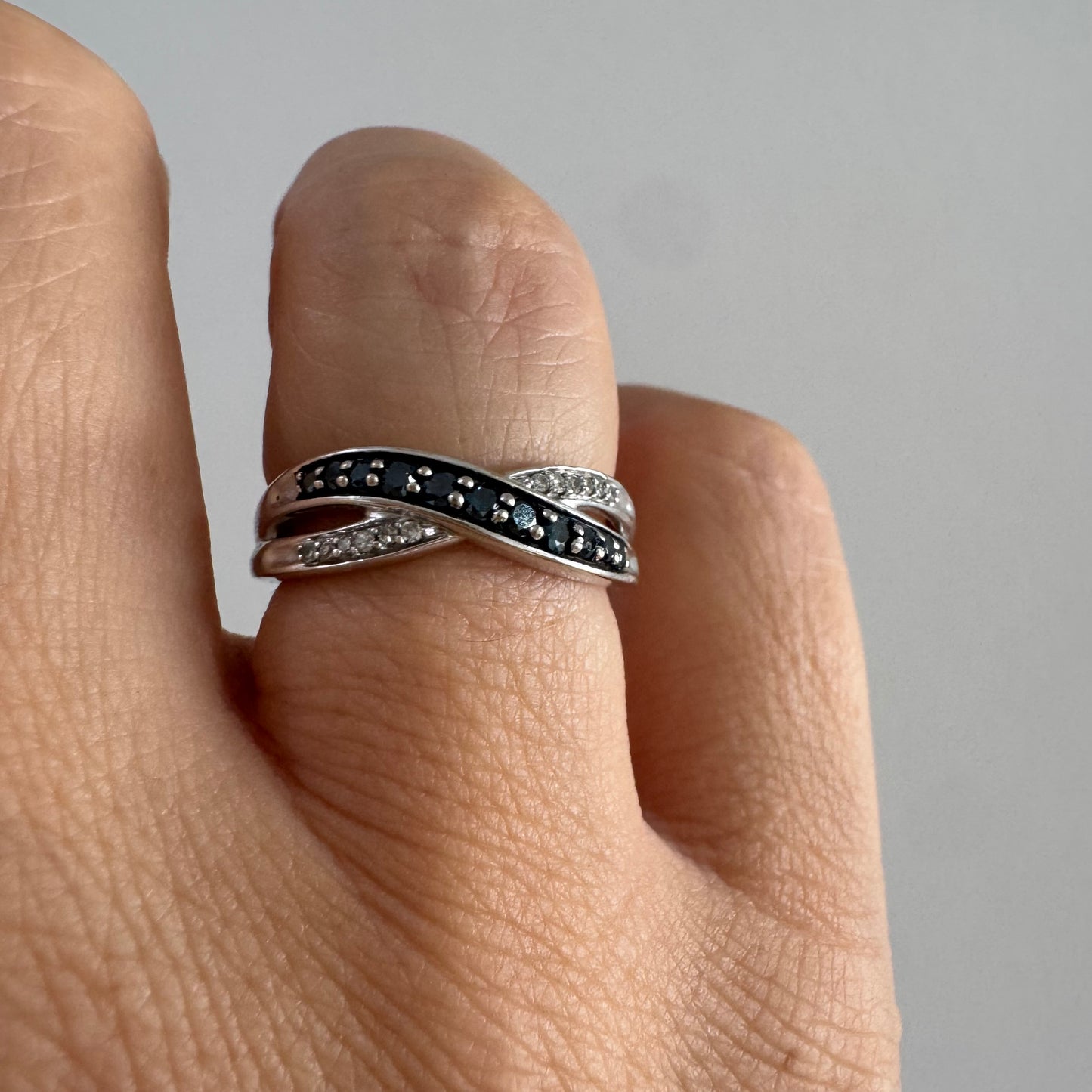 טבעת זהב לבן 10 קראט משובצת אבני טופז כחולות עמוקות ויהלומים.