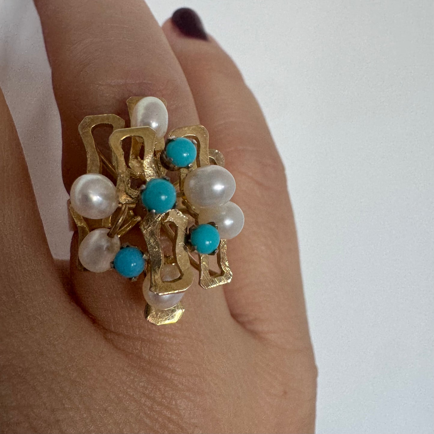 טבעת זהב צהוב 14 קראט משובצת פנינים עגולות ואבני טורקיז ליצירת ניגוד מרשים