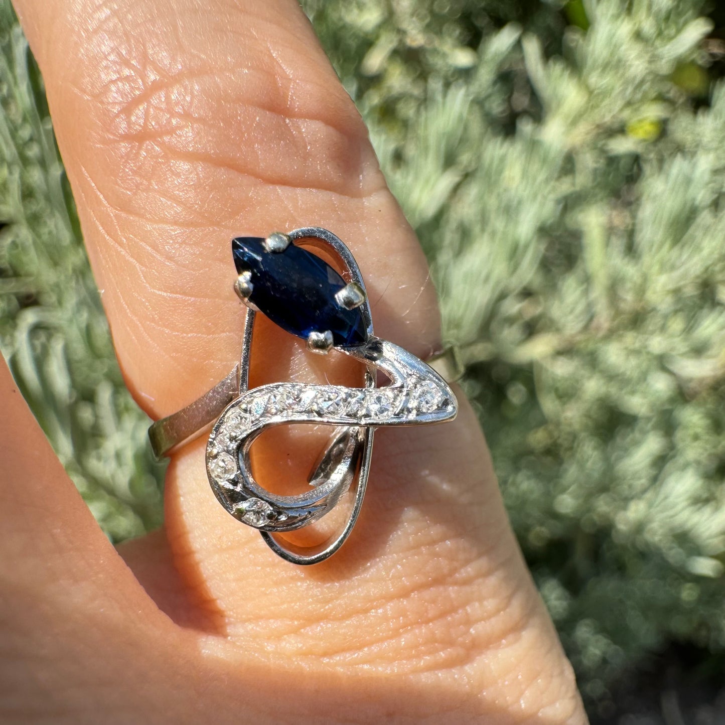 טבעת זהב 18 קראט משובצת ספיר ויהלומים