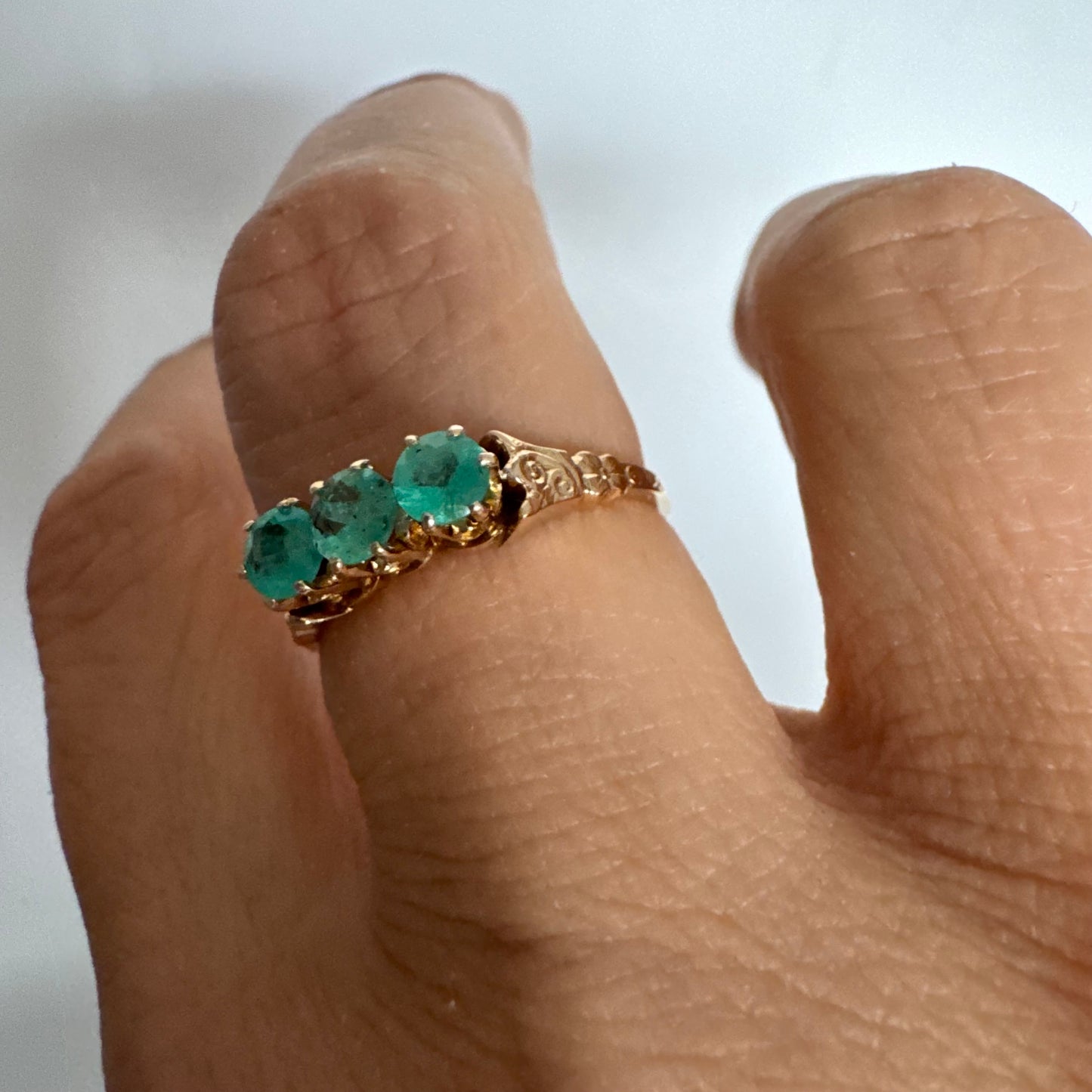 טבעת זהב 9 קראט המשובצת שלוש אבני אמרלד.