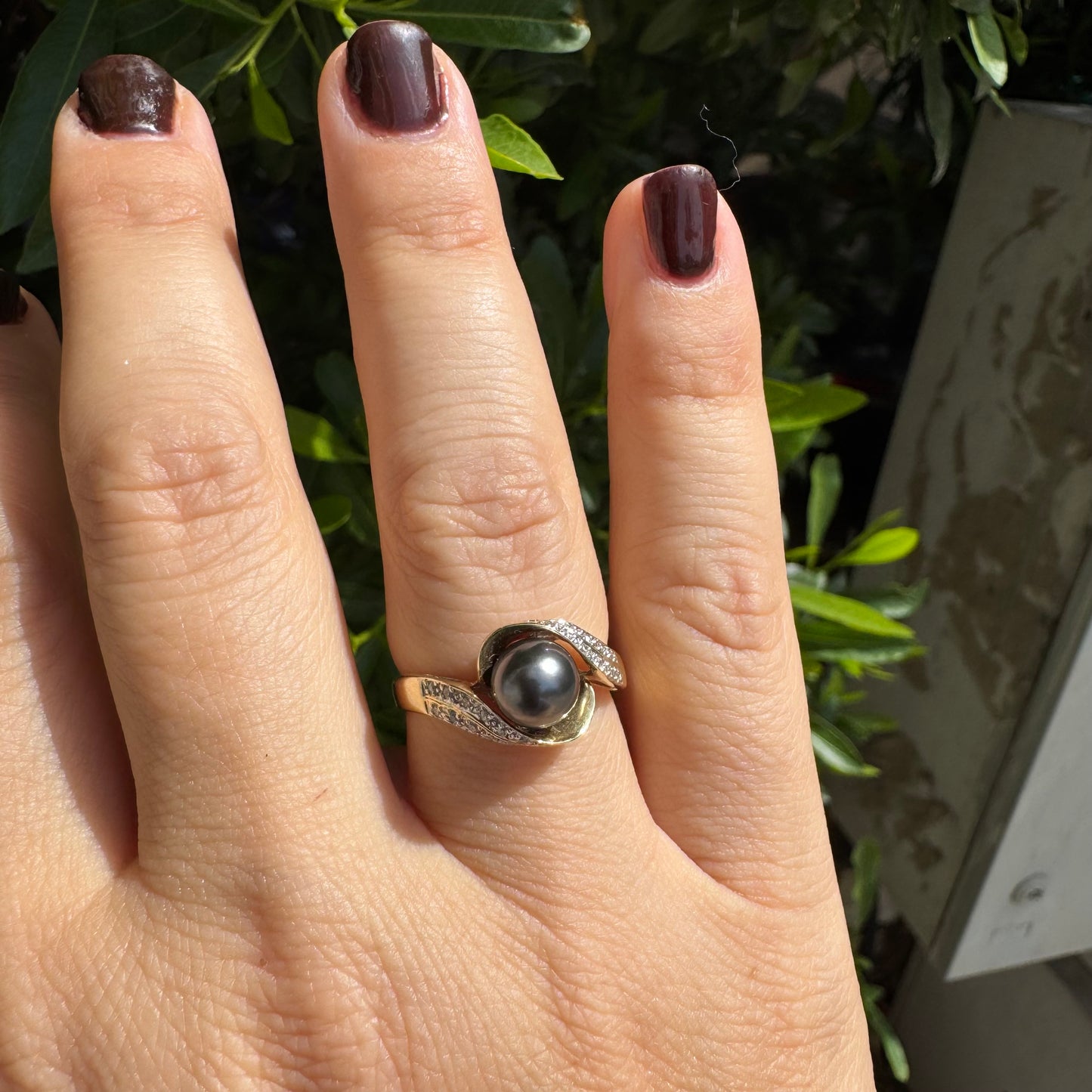 14K gold ring set with Black Pearl & Diamonds