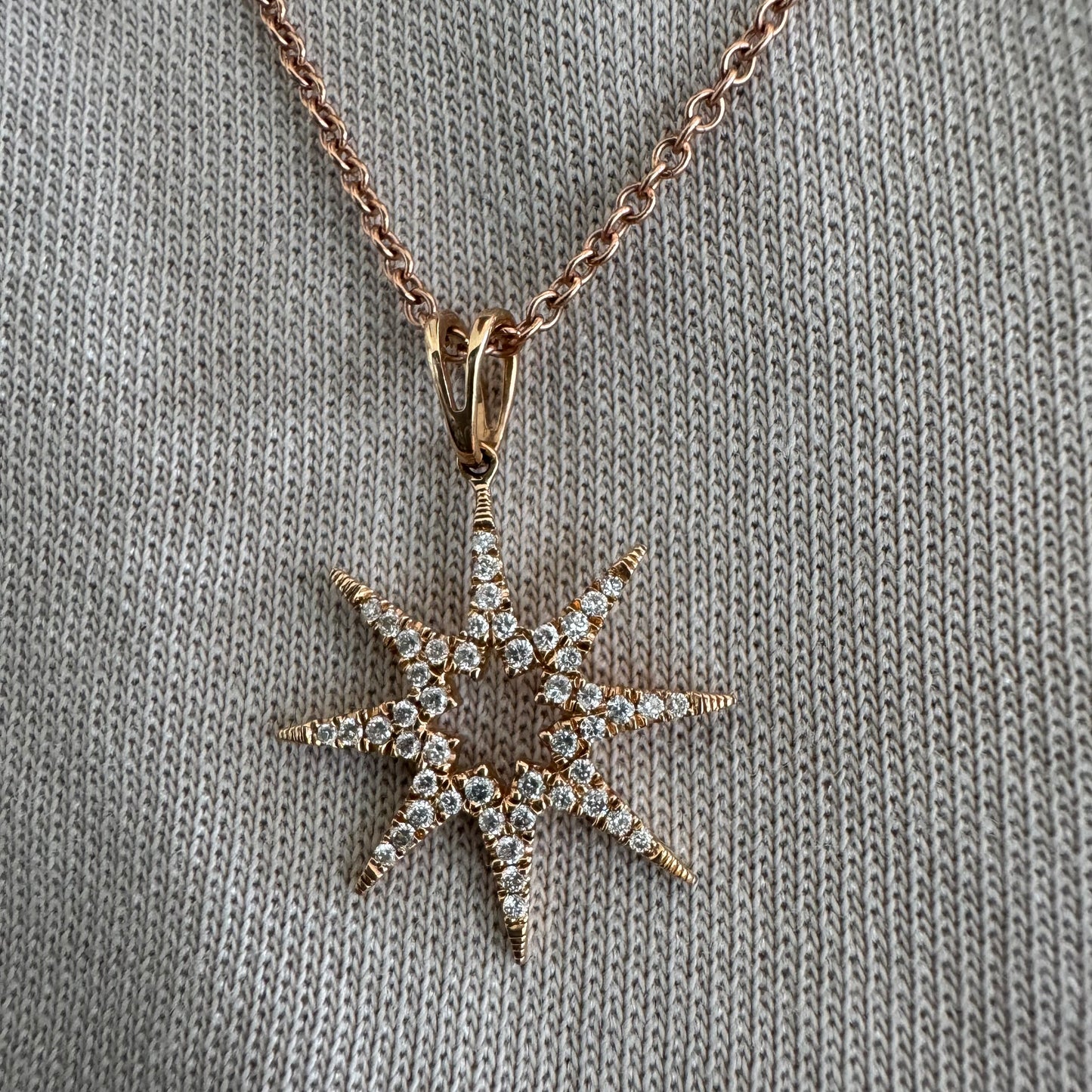 שרשרת זהב 14 קראט עם תליון בצורת כוכב משובץ יהלומים.