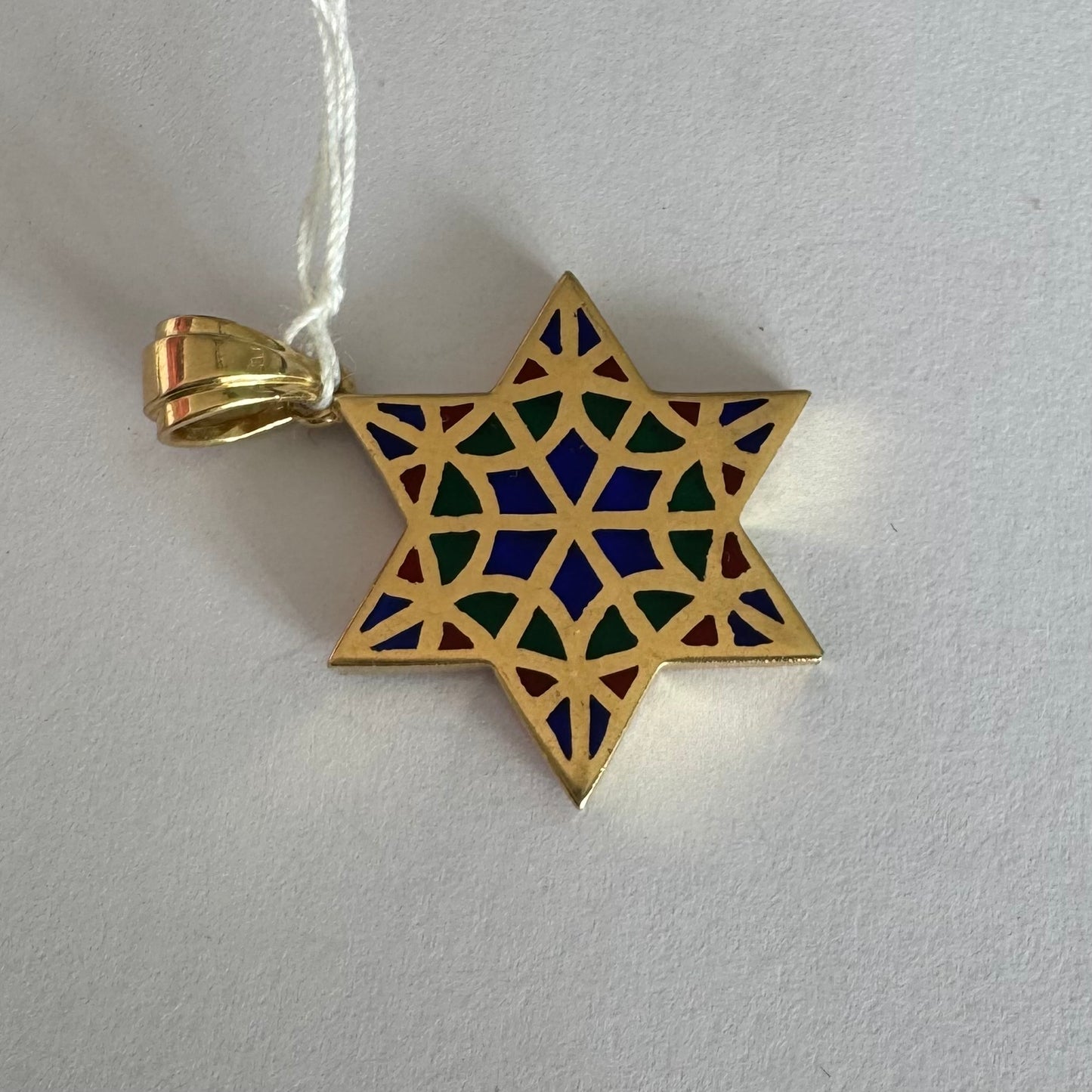 תליון מגן דוד מזהב 14 קראט צבעוני בגווני כחול, ירוק ואדום.