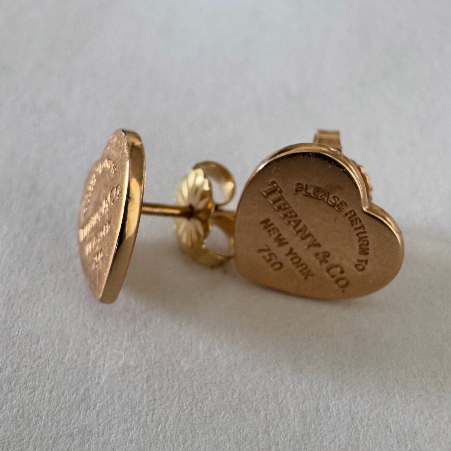 עגילי לב אייקונים מבית Tiffany& Co עשויים זהב 18 קראט (750).
