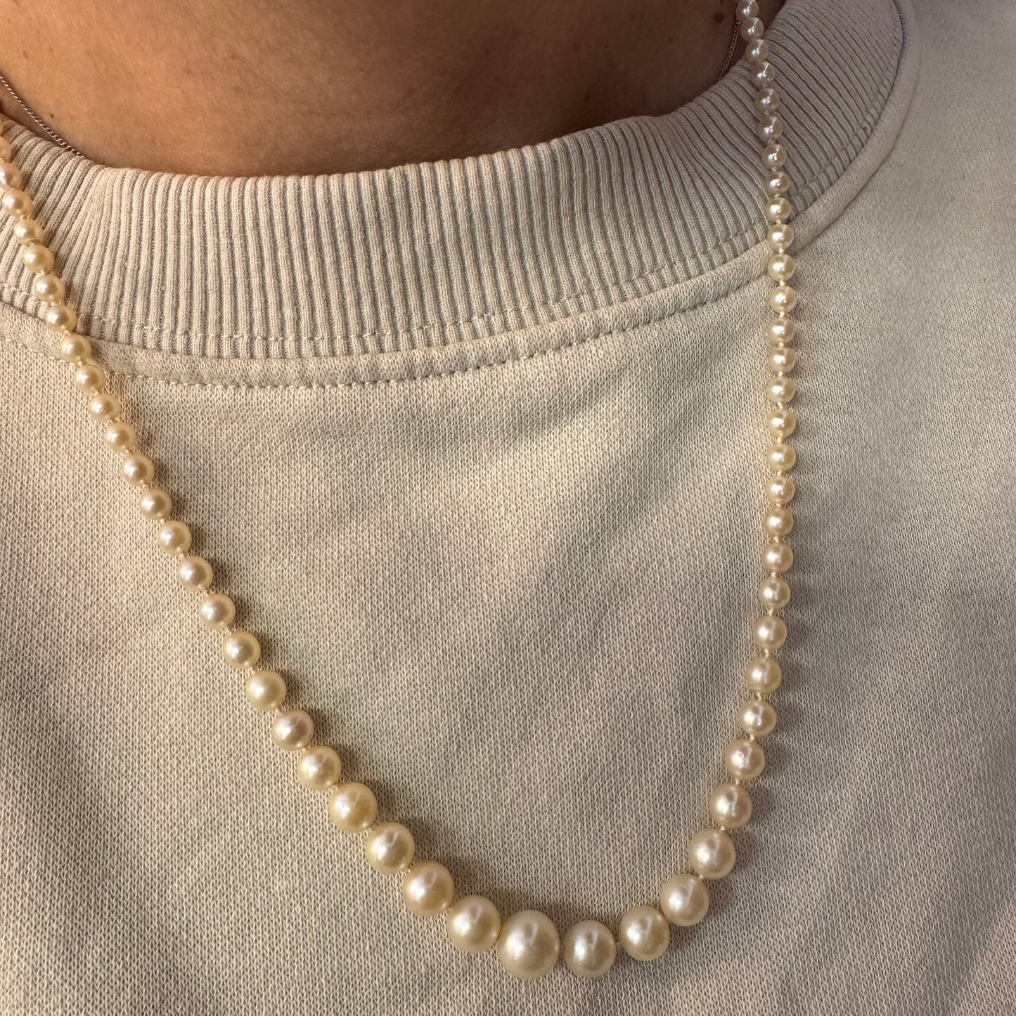 &nbsp;שרשרת פנינים מדורגת קלאסית בעלת סוגר זהב 14 קראט