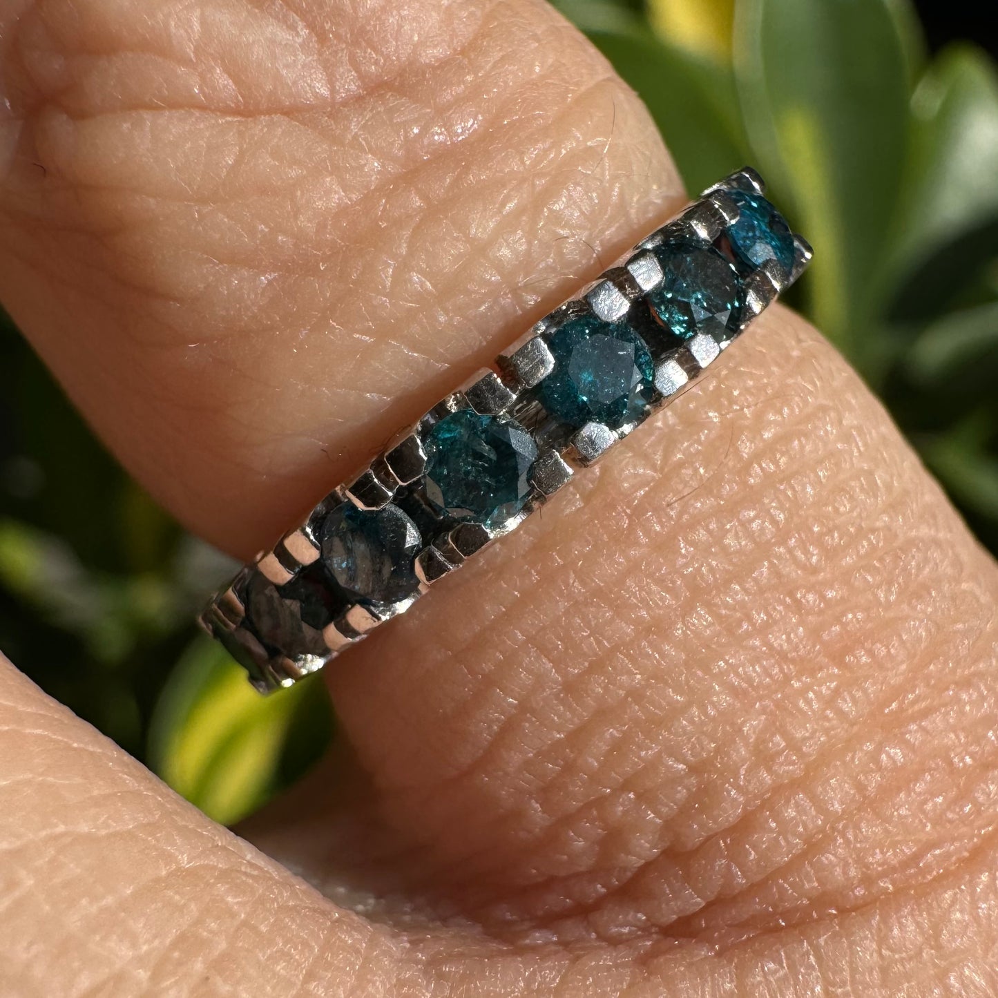 טבעת זהב לבן 14 קראט, חצי איטרניטי, משובצת יהלומים בצבע כחול