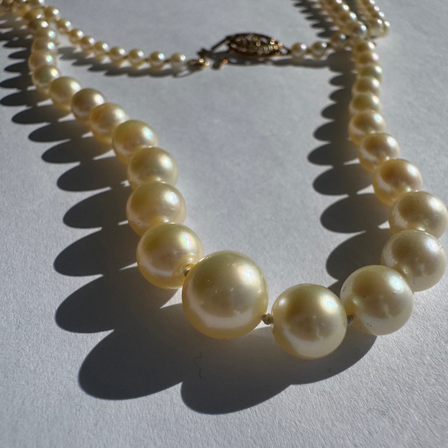 &nbsp;שרשרת פנינים מדורגת קלאסית בעלת סוגר זהב 14 קראט