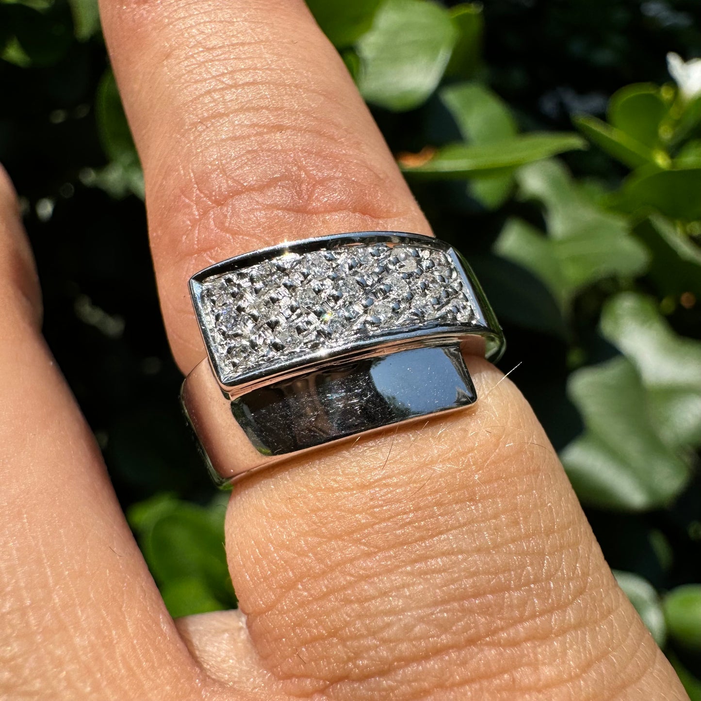 טבעת זהב לבן 18 קראט משובצת יהלומים
 