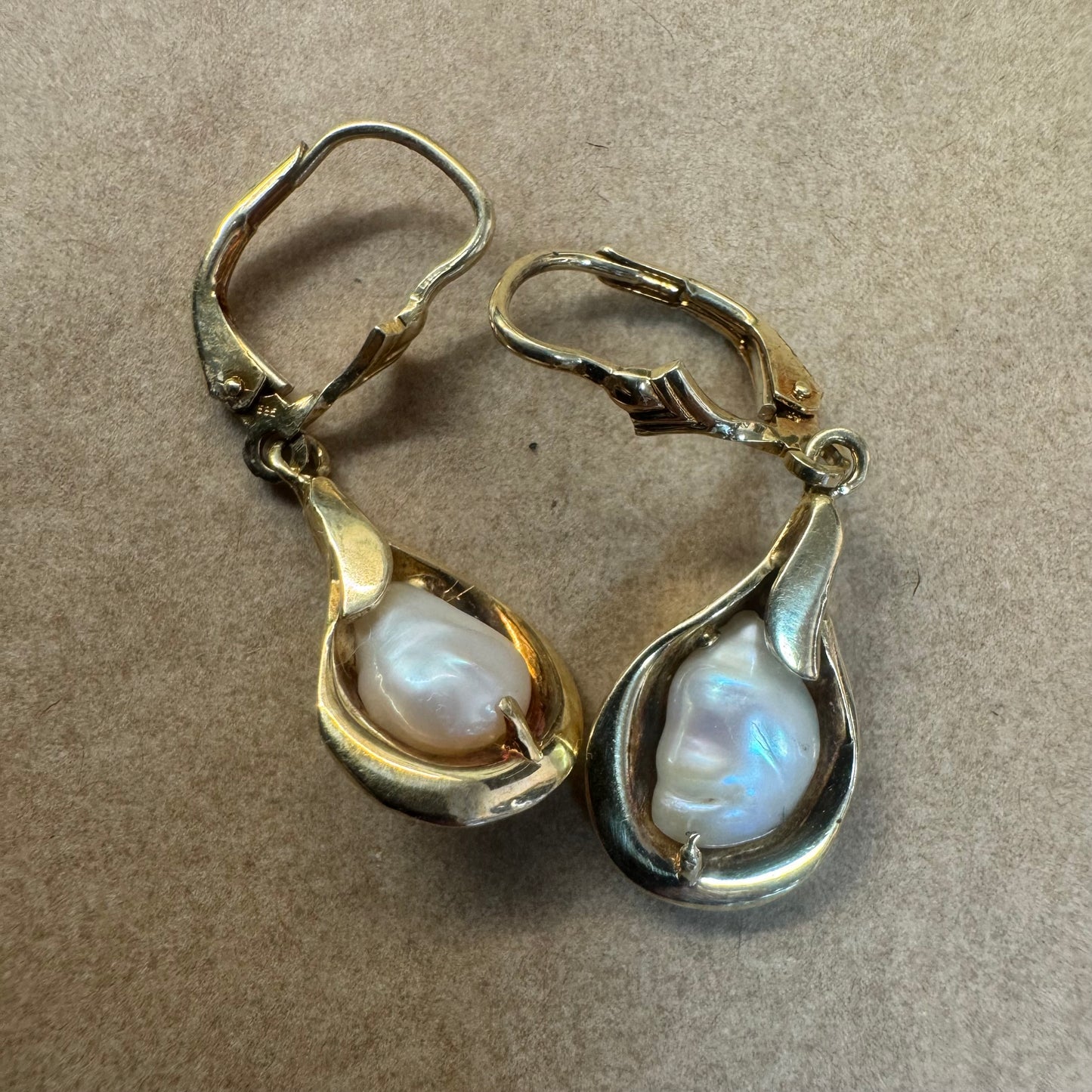 עגילי זהב צהוב 14 קראט משובצים פניני בארוק בעיצוב נוזלי ורך שמדגיש את היופי הטבעי של הפנינה