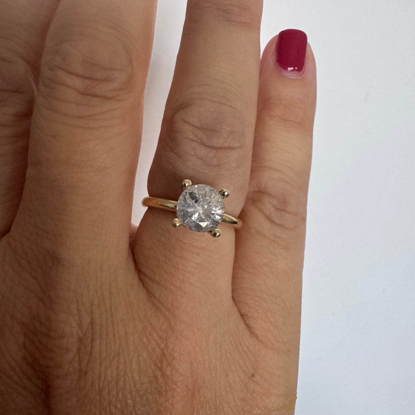 טבעת סוליטר קלאסית זהב 14 קראט משובצת יהלום מרכזי בגזרה עגולה ובנוכחות מרשימה.