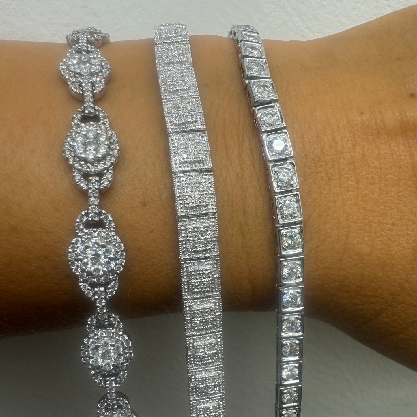 צמיד זהב לבן 14 קראט בנוי מחוליות שמשובצות יהלומים לכל האורך