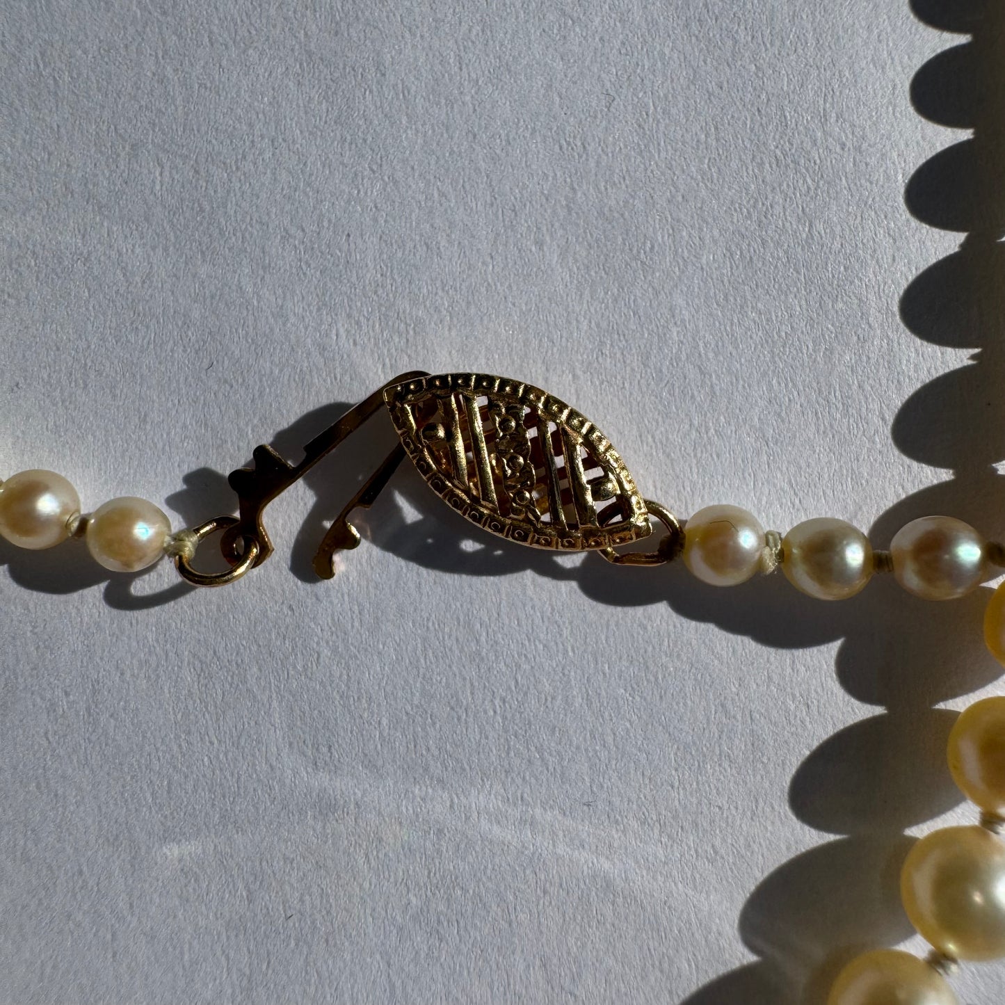 &nbsp;שרשרת פנינים מדורגת קלאסית בעלת סוגר זהב 14 קראט